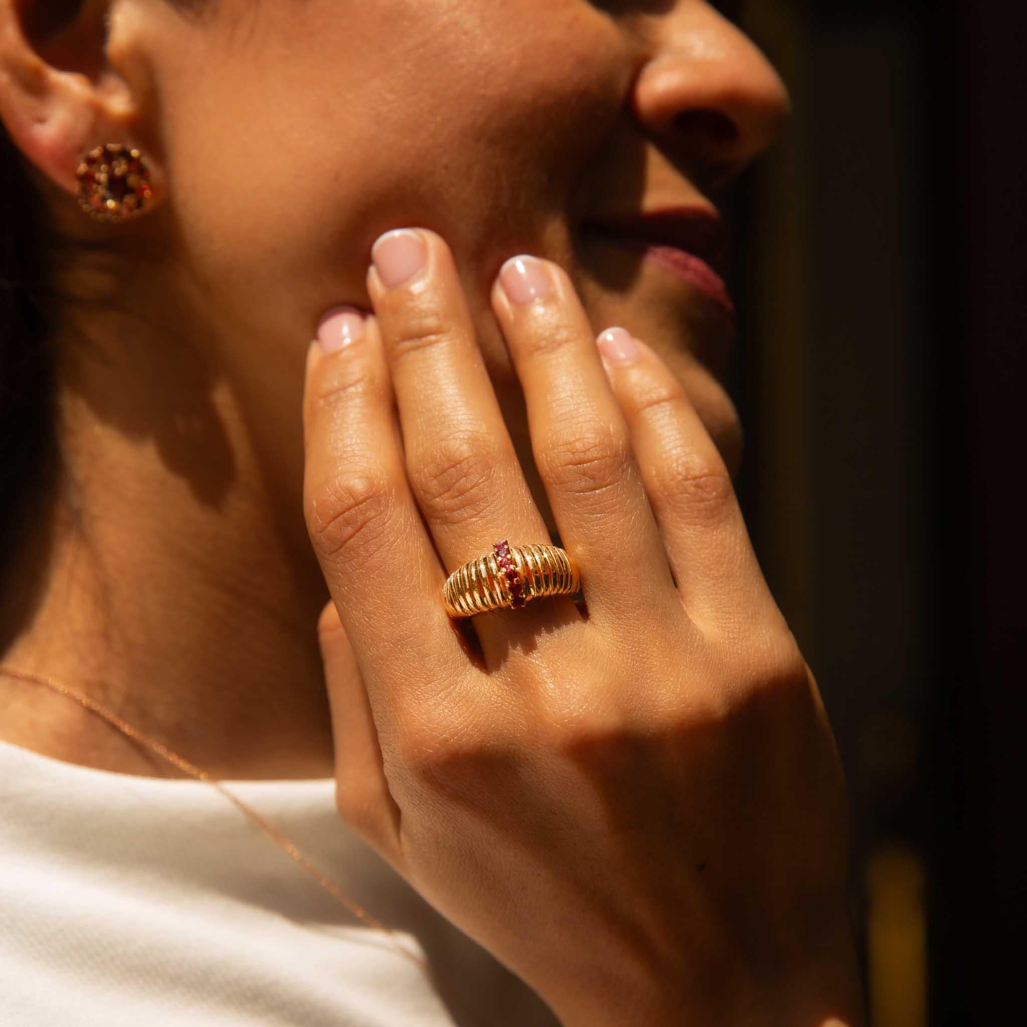 Women's Vintage Circa 1970s Ruby Ribbed Dress Ring 9 Carat Yellow Gold For Sale