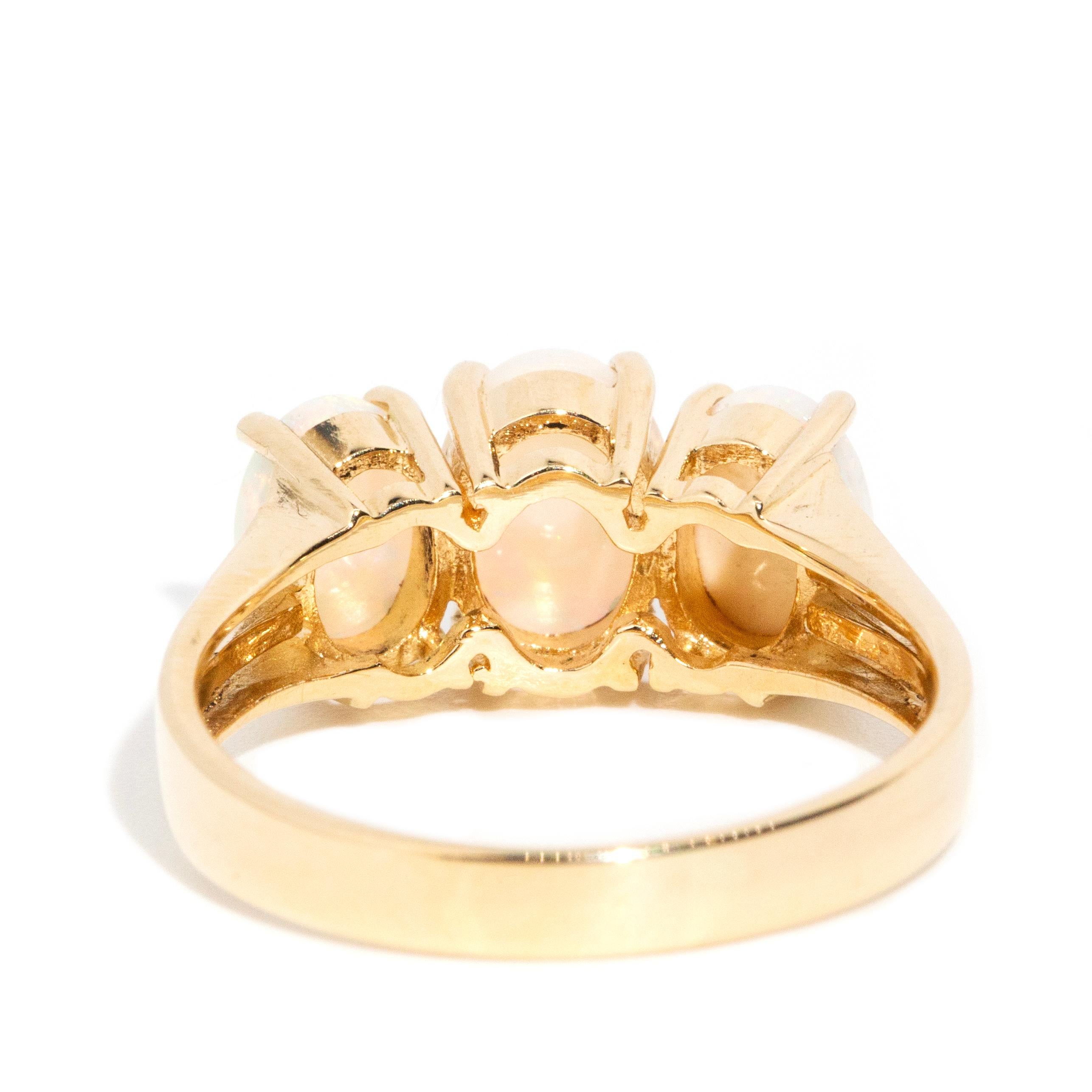 Vintage Circa 1970er Jahre Massivweißer australischer Opal Dreistein-Ring 14 Karat Gold (Ovalschliff)