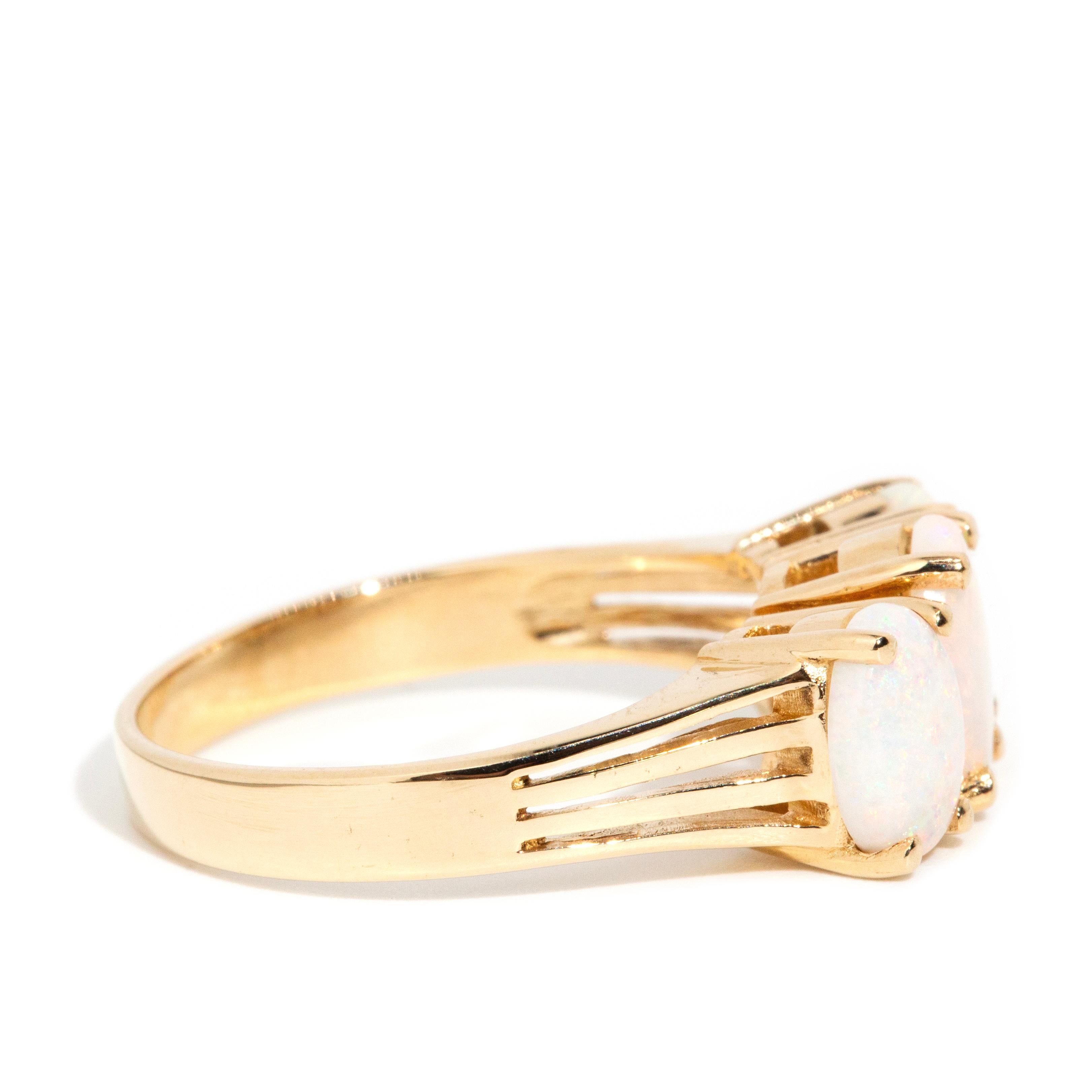 Vintage Circa 1970er Jahre Massivweißer australischer Opal Dreistein-Ring 14 Karat Gold im Zustand „Gut“ in Hamilton, AU