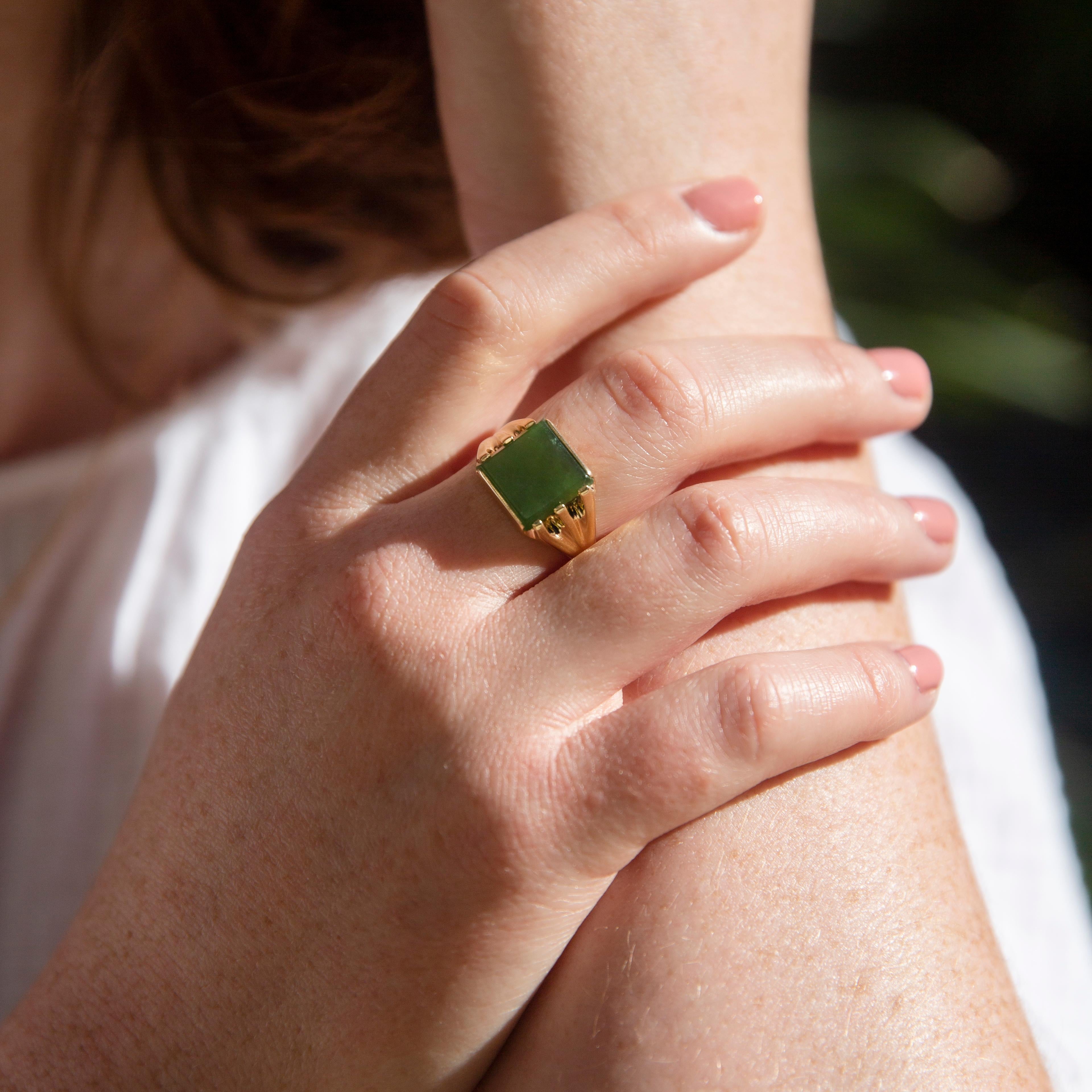 Vintage Circa 1970s Square Nephrite Jade 9 Carat Yellow Gold Grooved Ring 3