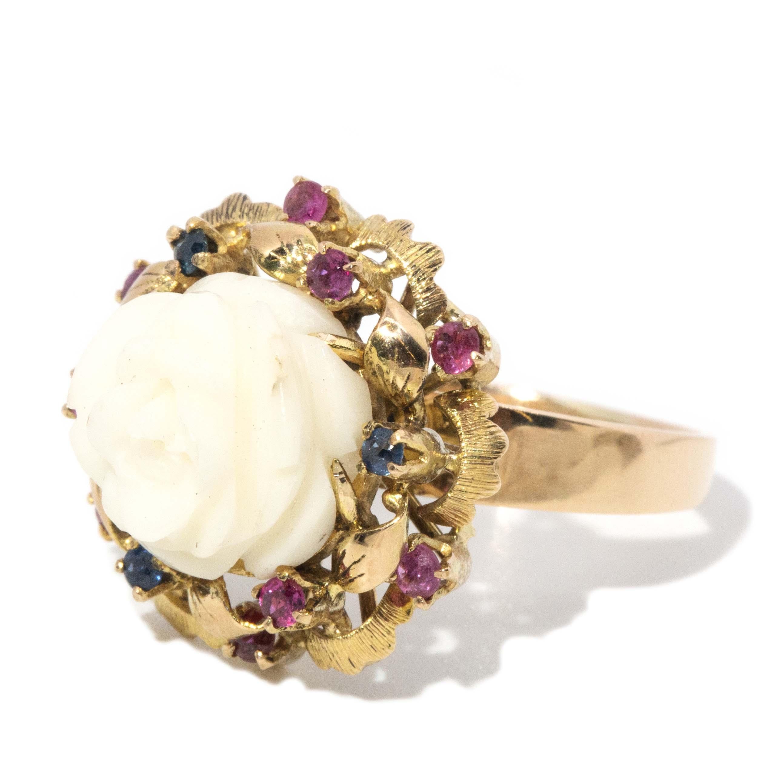 Contemporain Vintage Circa 1970s White Agate Ruby Sapphire Ring 14 Carat Yellow Gold en vente