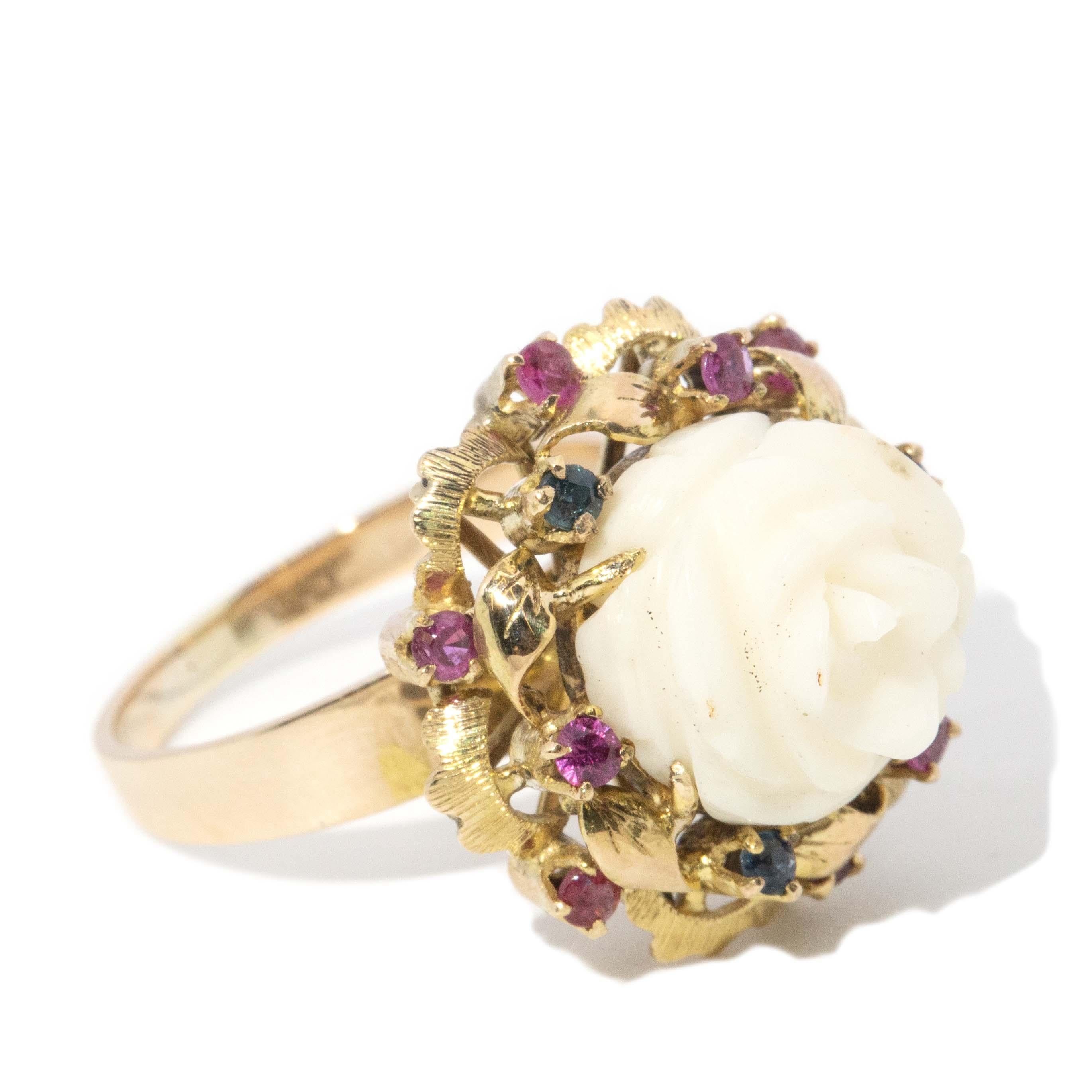 Taille rose Vintage Circa 1970s White Agate Ruby Sapphire Ring 14 Carat Yellow Gold en vente