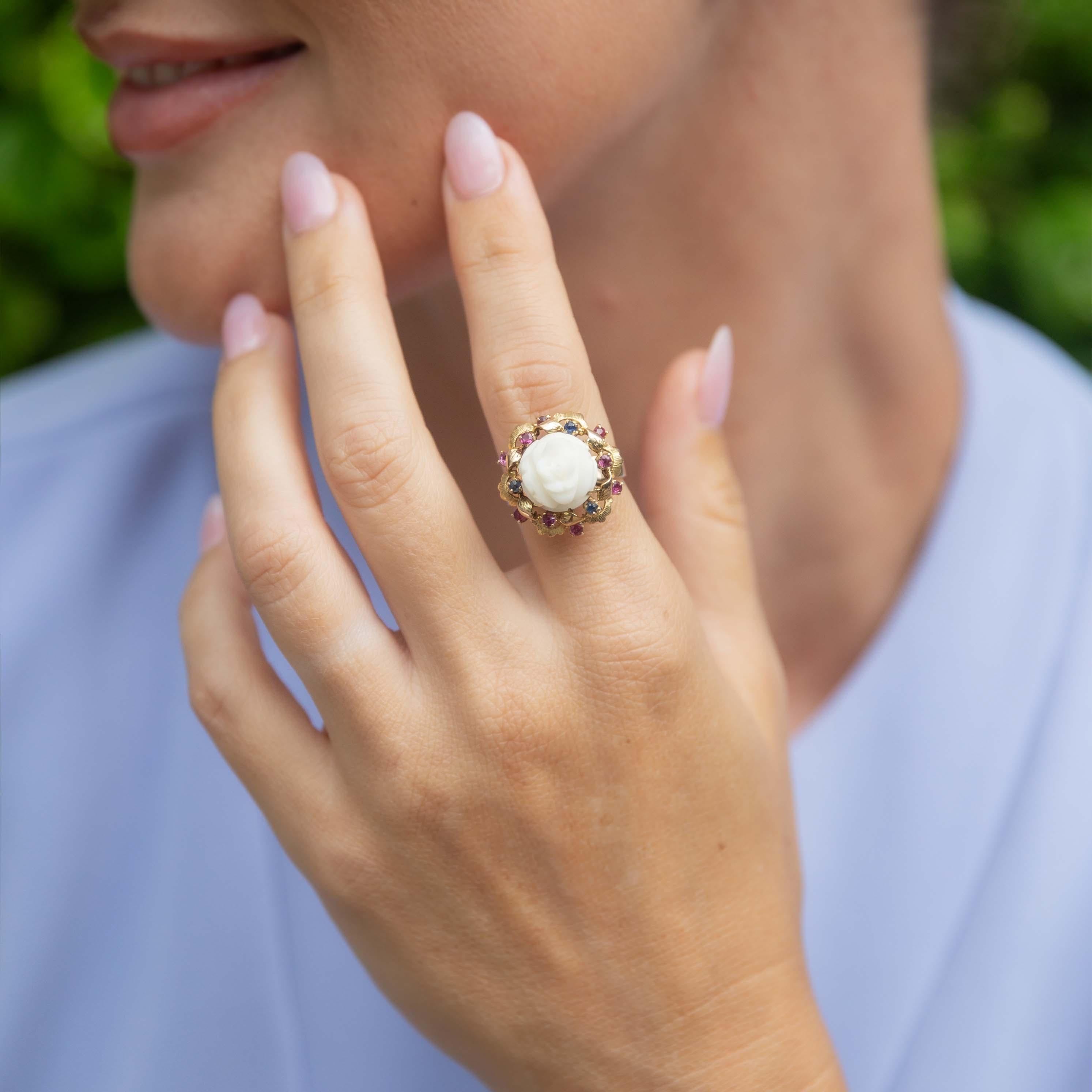 Vintage Circa 1970s White Agate Ruby Sapphire Ring 14 Carat Yellow Gold Bon état - En vente à Hamilton, AU