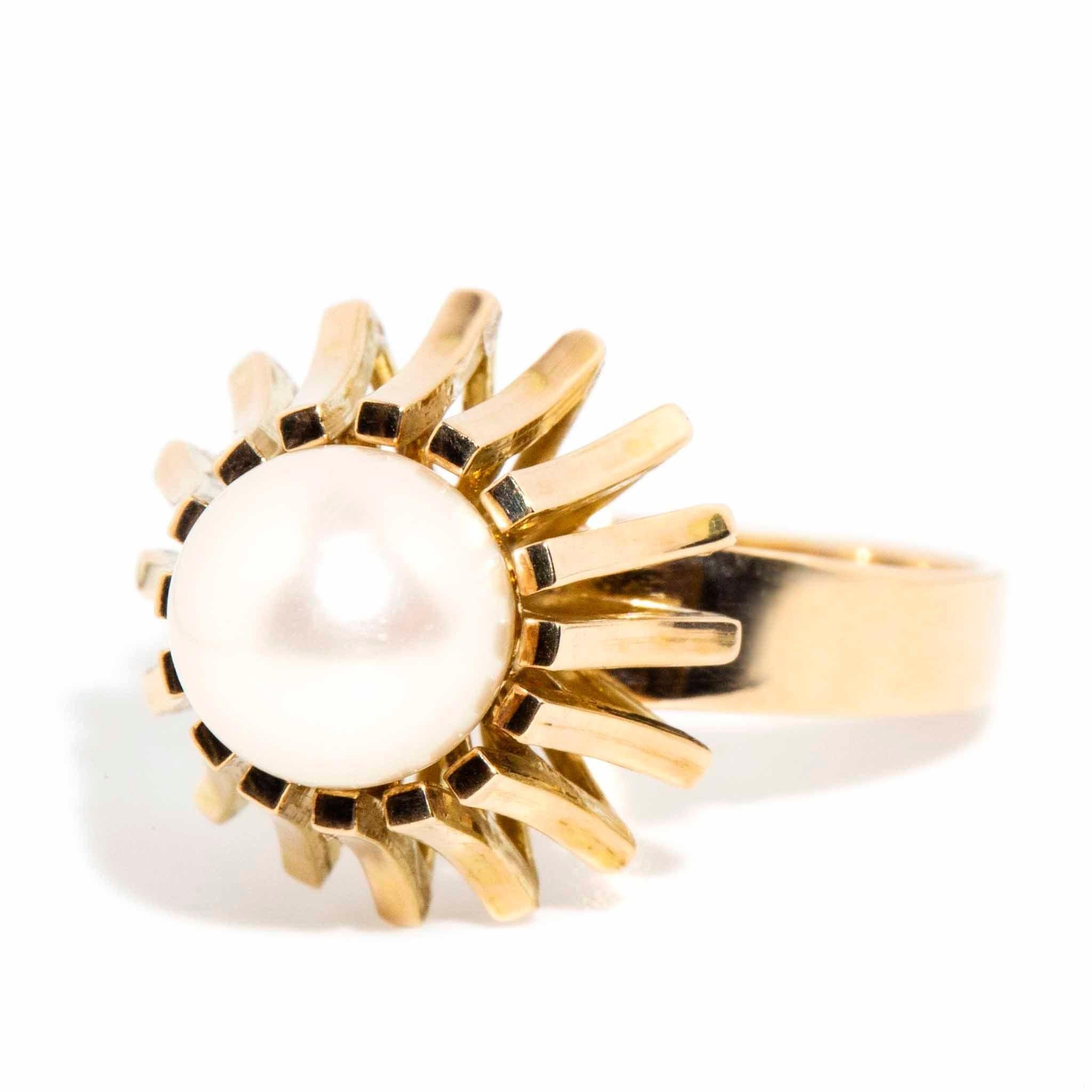 Moderne Vintage Circa 1970s White Pearl Solitaire Ring 14 Carat Yellow Gold en vente