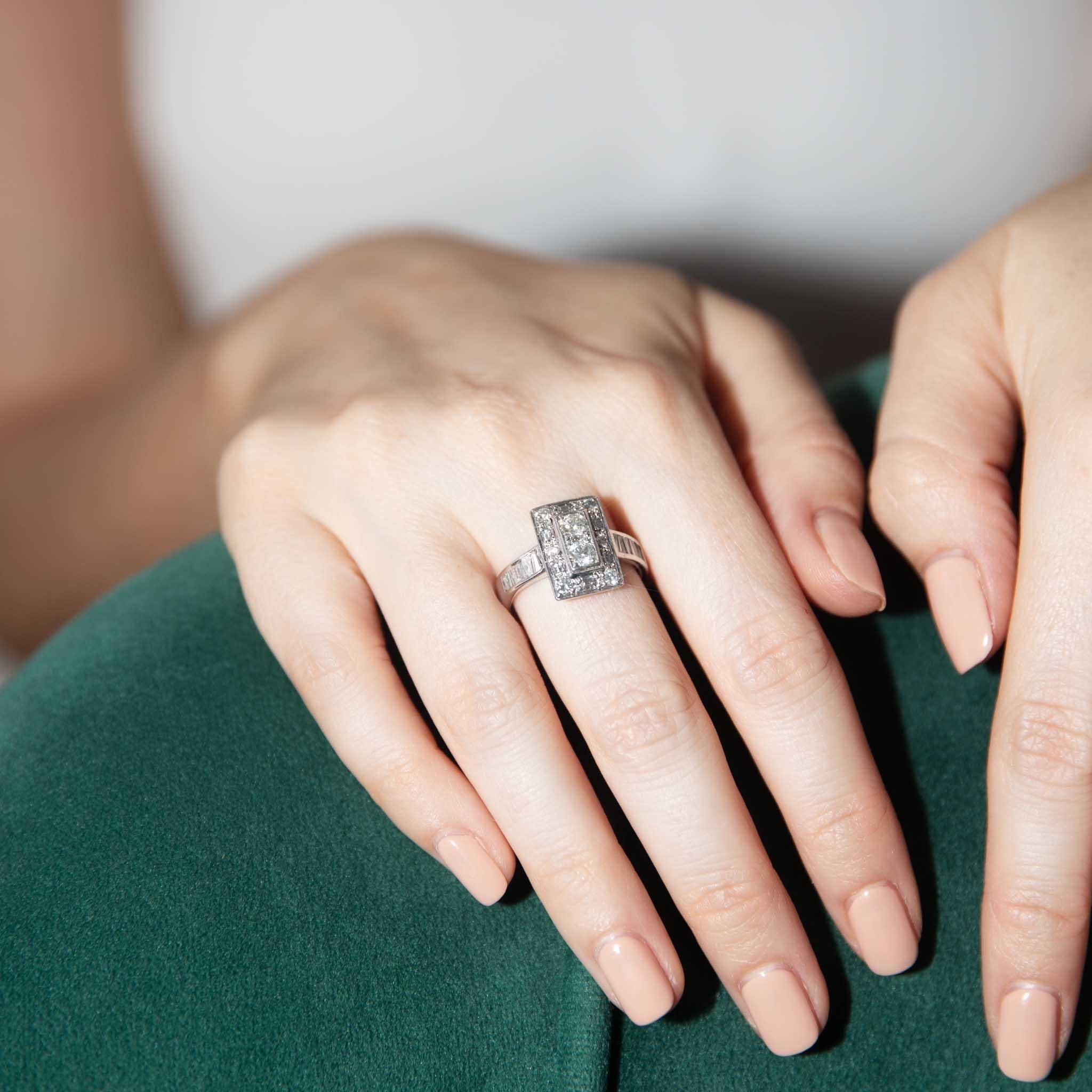 Unser Vesper-Ring, benannt nach dem Abendstern, ist eine vom Art déco inspirierte Schönheit, die so brillant ist wie ihr Namensvetter. Der aus 18 Karat Weißgold gefertigte Ring ist reich an üppigen Diamanten, die wie weißes Feuer im Licht leuchten.