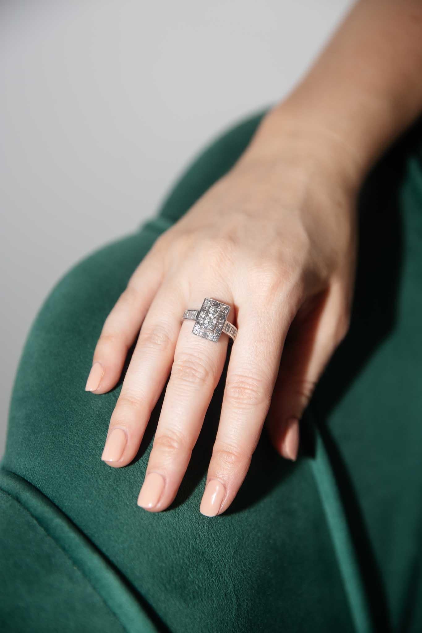 Vintage Circa 1980er Jahre 0,80 Karat Diamantring 18 Karat Weißgold Damen im Angebot
