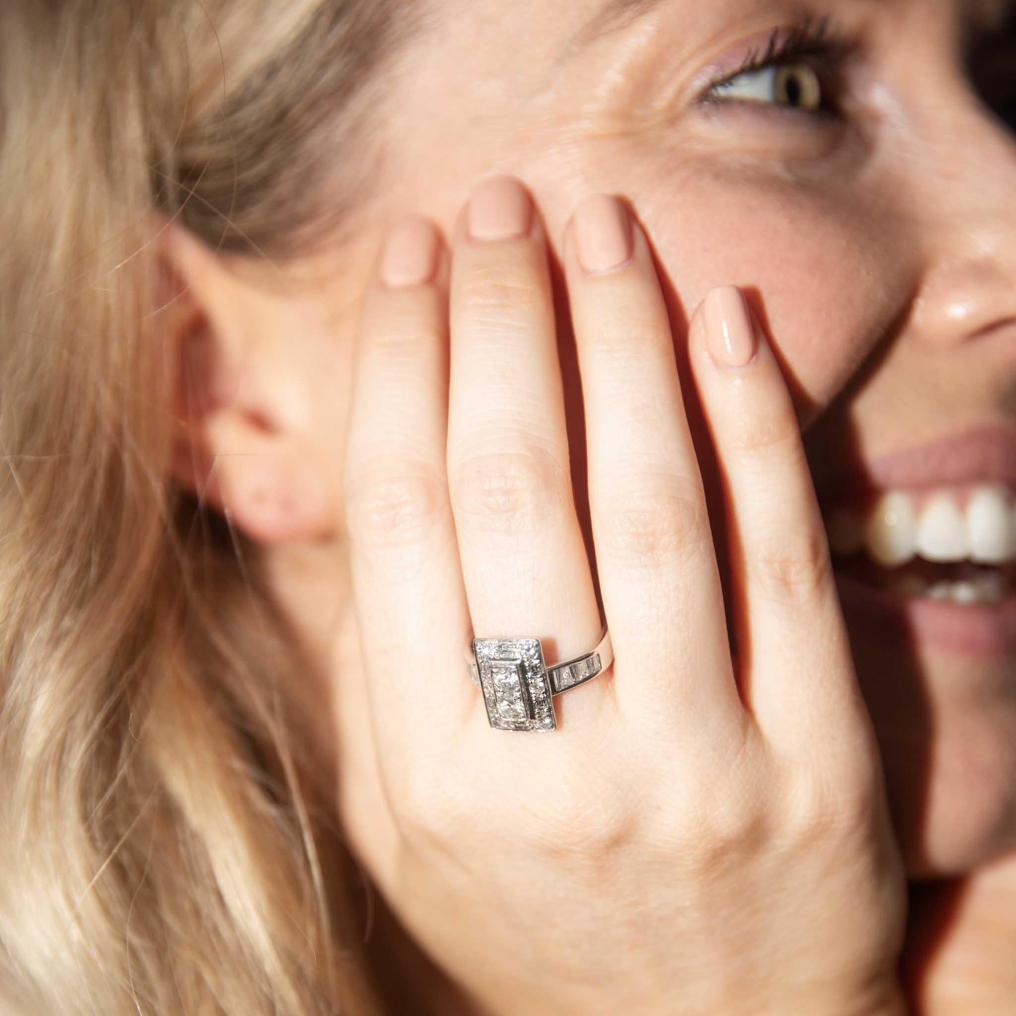 Vintage Circa 1980er Jahre 0,80 Karat Diamantring 18 Karat Weißgold im Angebot 2