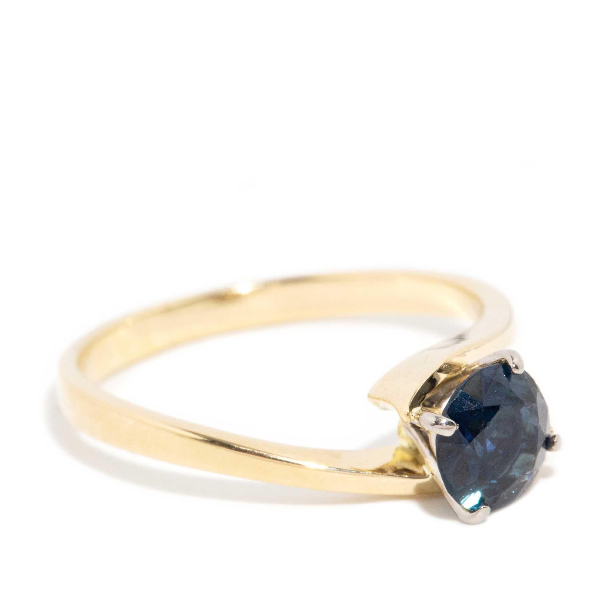Modern Vintage Circa 1980s 0.90 Carat Deep Blue Sapphire Ring 18 Carat Yellow Gold For Sale