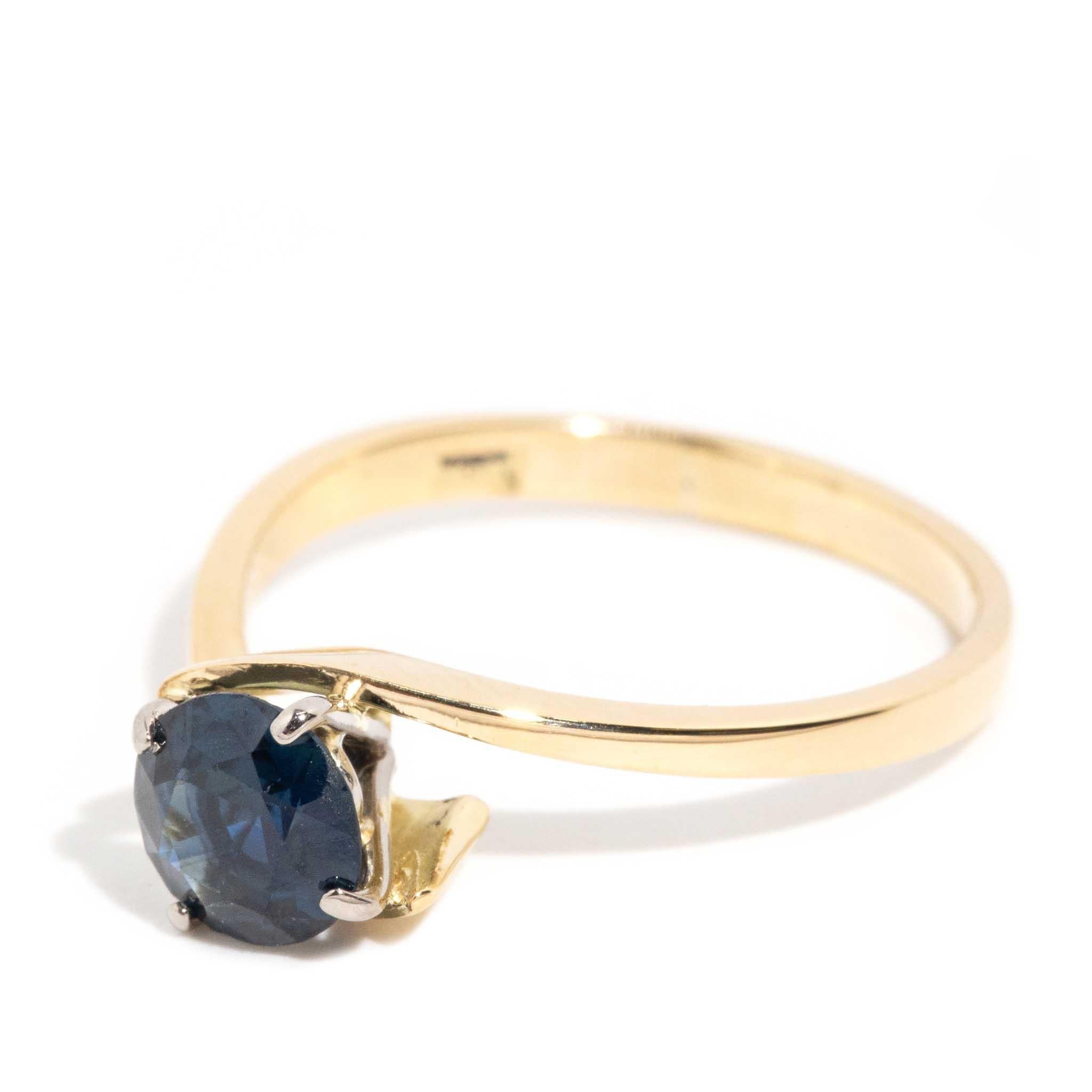 Vintage Circa 1980s 0.90 Carat Deep Blue Sapphire Ring 18 Carat Yellow Gold In Good Condition For Sale In Hamilton, AU