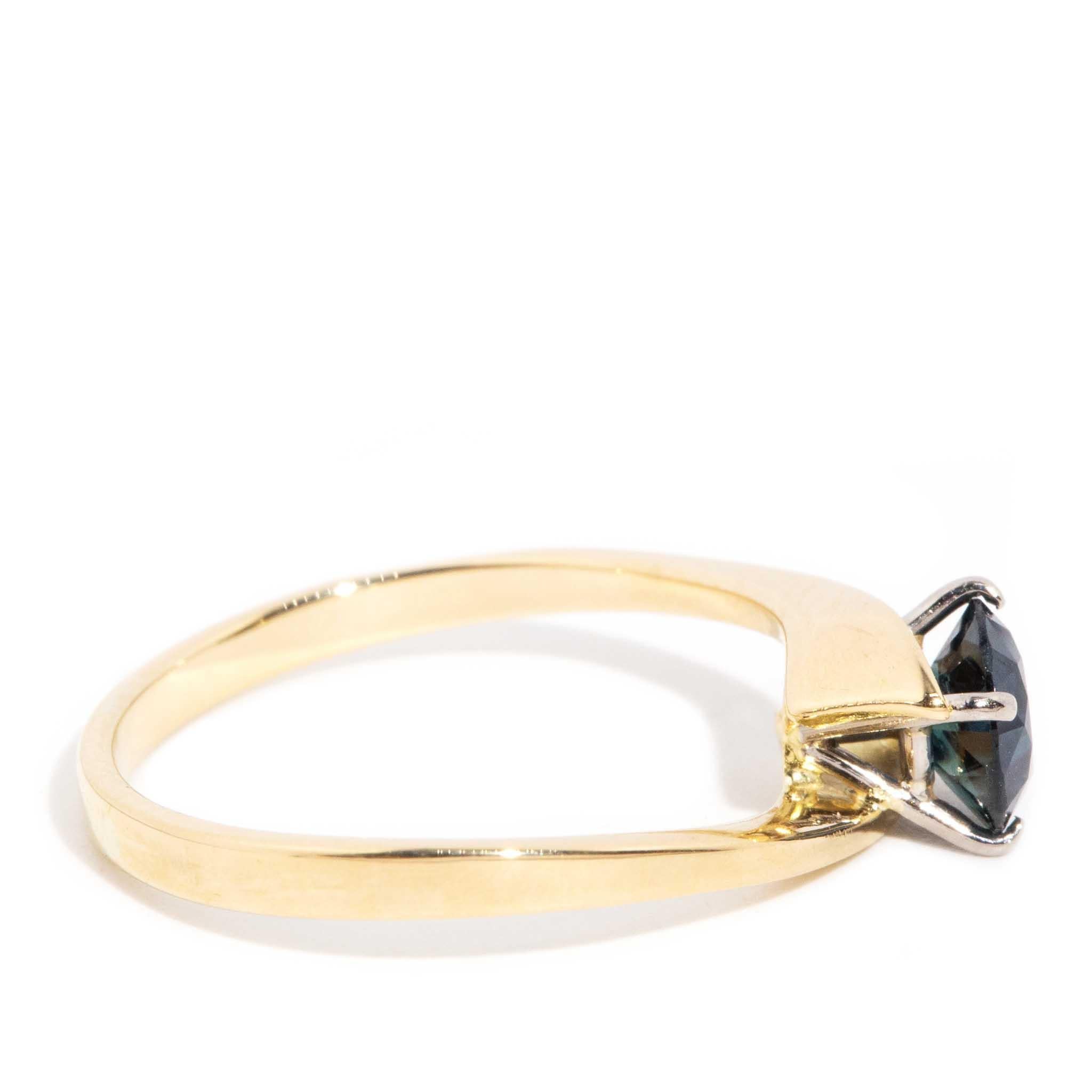 Vintage Circa 1980s 0.90 Carat Deep Blue Sapphire Ring 18 Carat Yellow Gold For Sale 1
