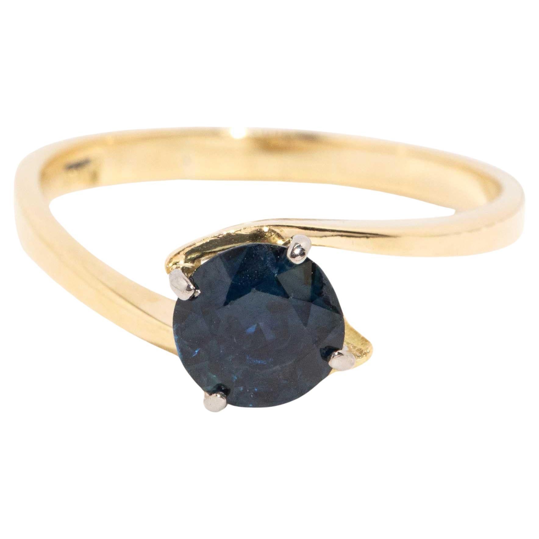 Vintage Circa 1980s 0.90 Carat Deep Blue Sapphire Ring 18 Carat Yellow Gold For Sale