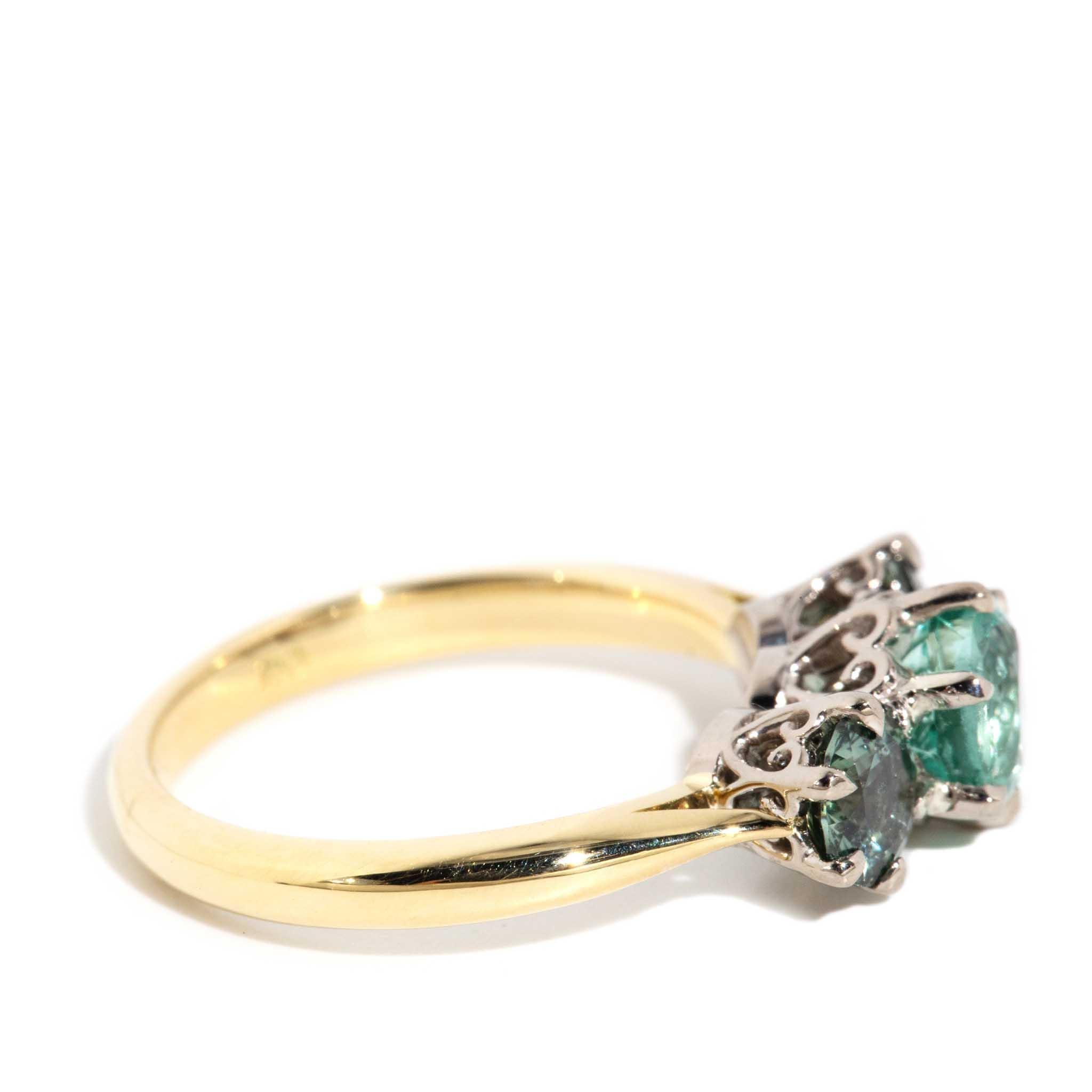 Vintage Circa 1980s 0.95 Carat Emerald & 1.07 Carat Sapphire Ring 18 Carat Gold en vente 2