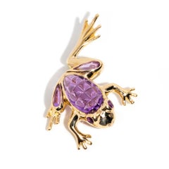 Vintage Circa 1980s 14 Carat Yellow Gold Light Amethyst Cabochon Frog Brooch