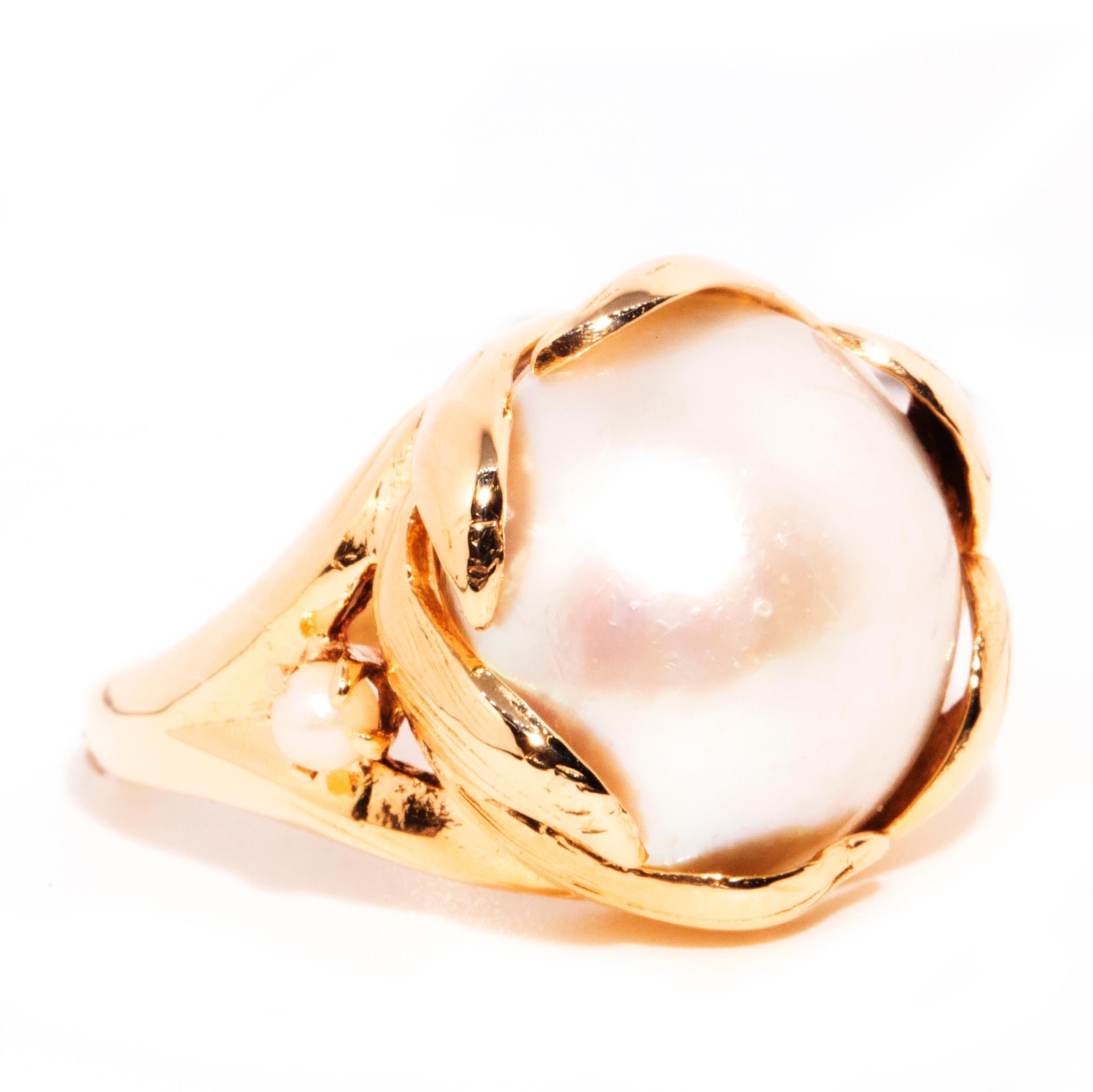 Round Cut Vintage circa 1980s 14 Carat Yellow Gold Mabe Pearl Leaf Setting Ring For Sale