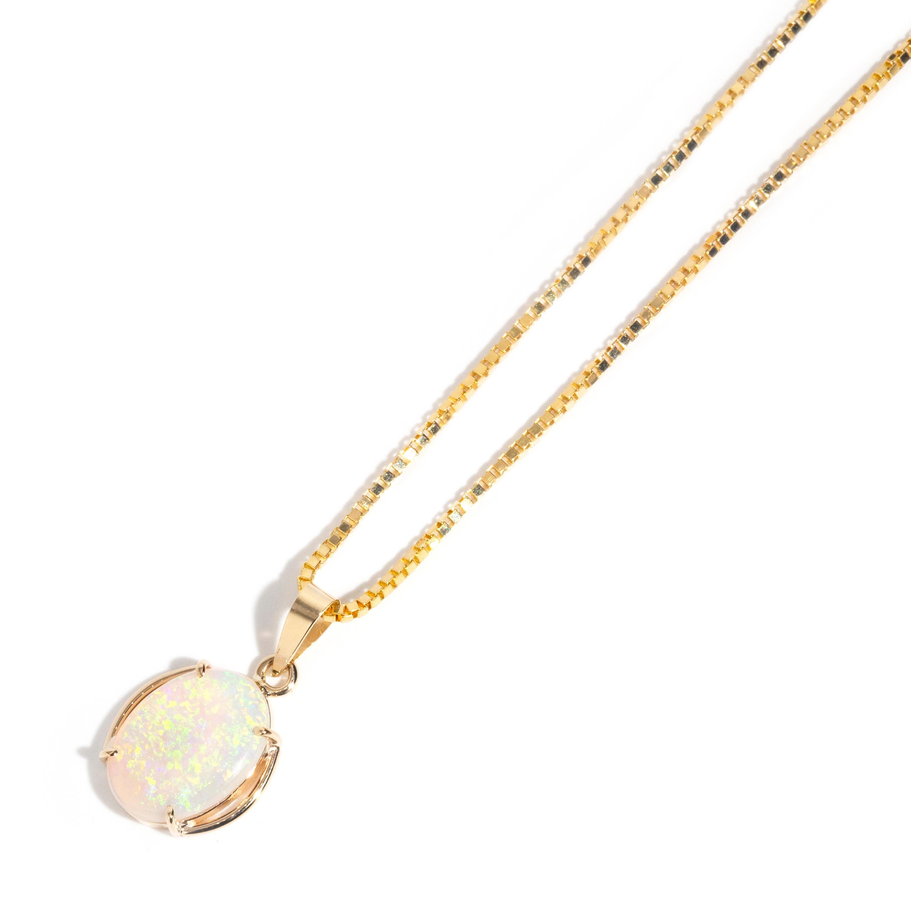 Vintage circa 1980s 14 Carat Yellow Gold Oval Crystal Opal Pendant & Fine Chain In Good Condition In Hamilton, AU