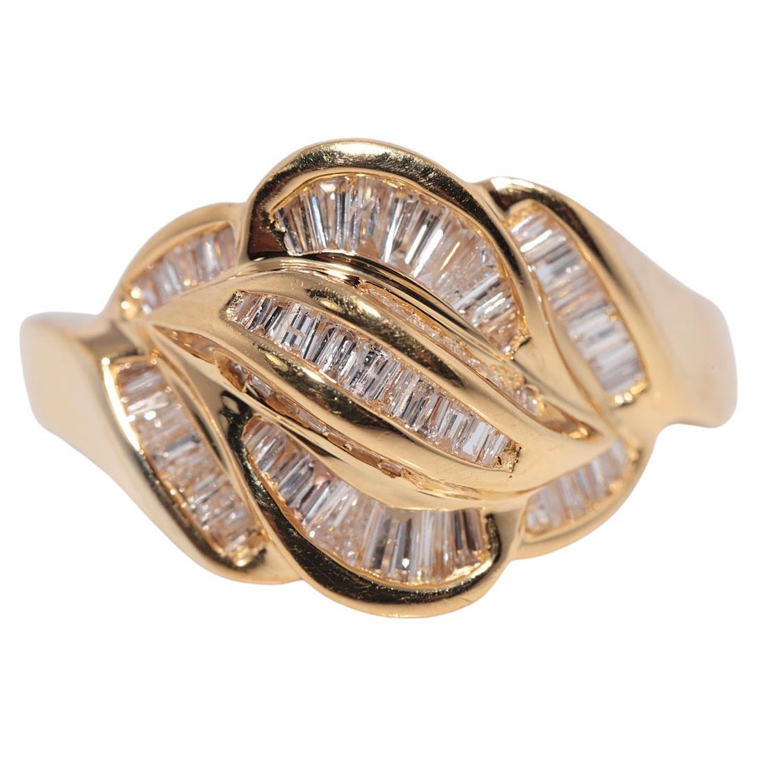 Anello decorato con diamanti naturali taglio baguette in oro 14k, vintage, anni
80 circa.