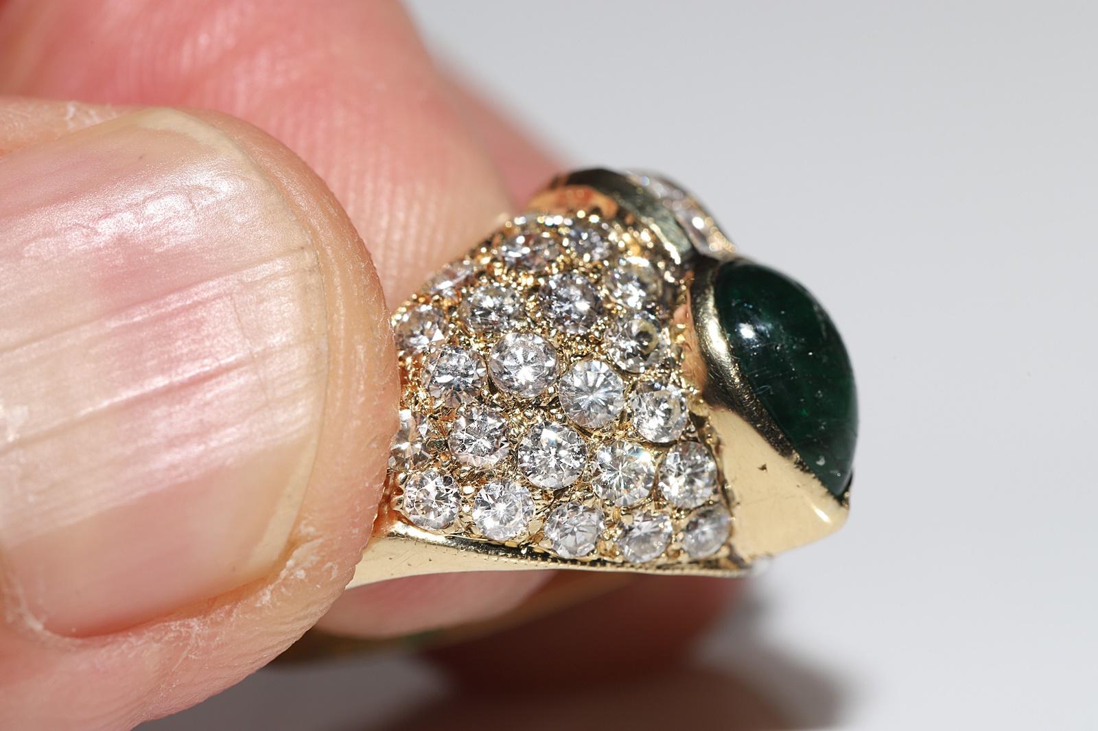  Vintage Circa 1980s 14k Gold Natural Diamond And Cabochon Emerald Decorated Ri For Sale 5