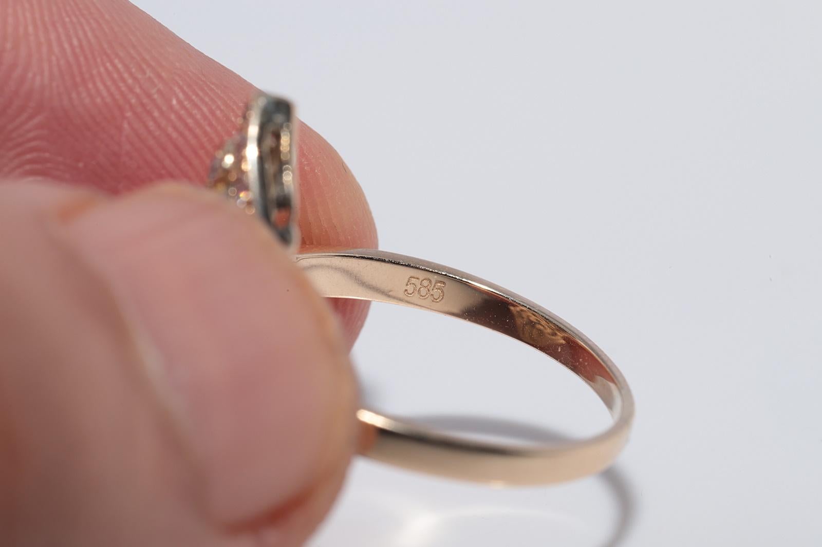 Vintage Circa 1980s 14k Gold Natural Diamond And Cabochon Ruby Navette Ring in vendita 4