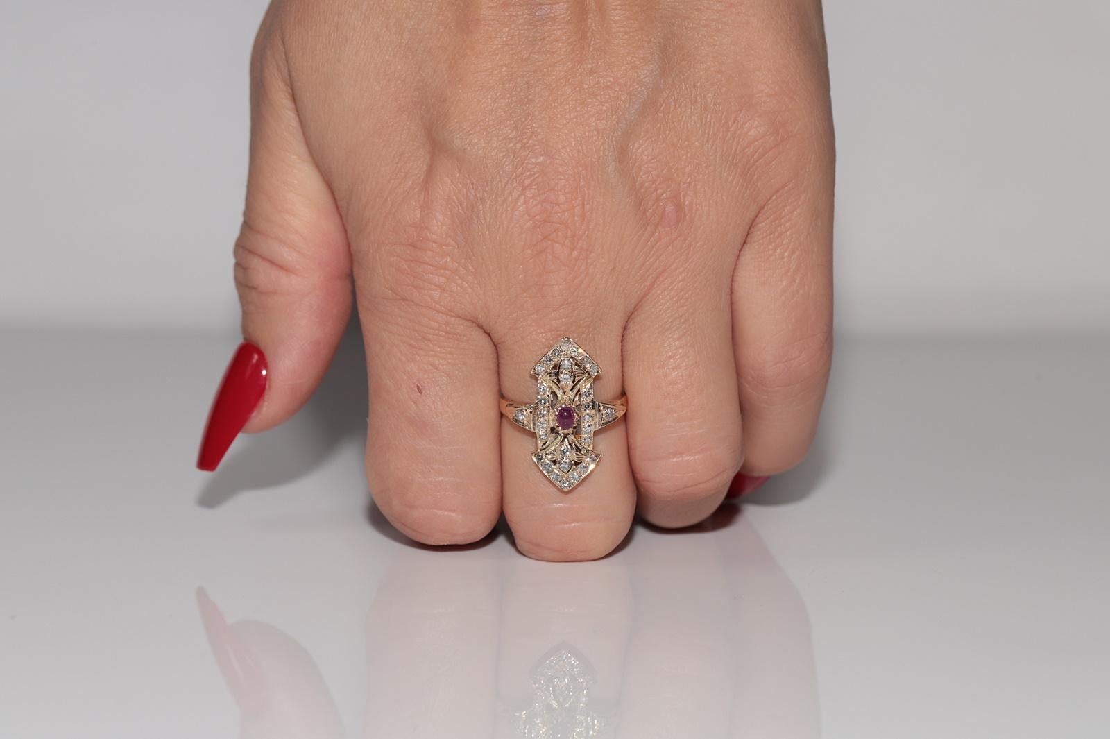 Vintage Circa 1980s 14k Gold Natural Diamond And Cabochon Ruby Navette Ring in vendita 6