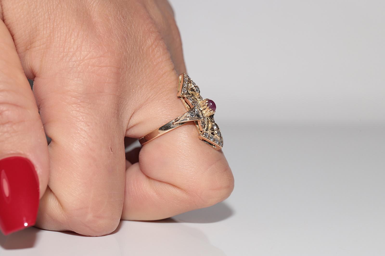 Vintage Circa 1980s 14k Gold Natural Diamond And Cabochon Ruby Navette Ring in vendita 8