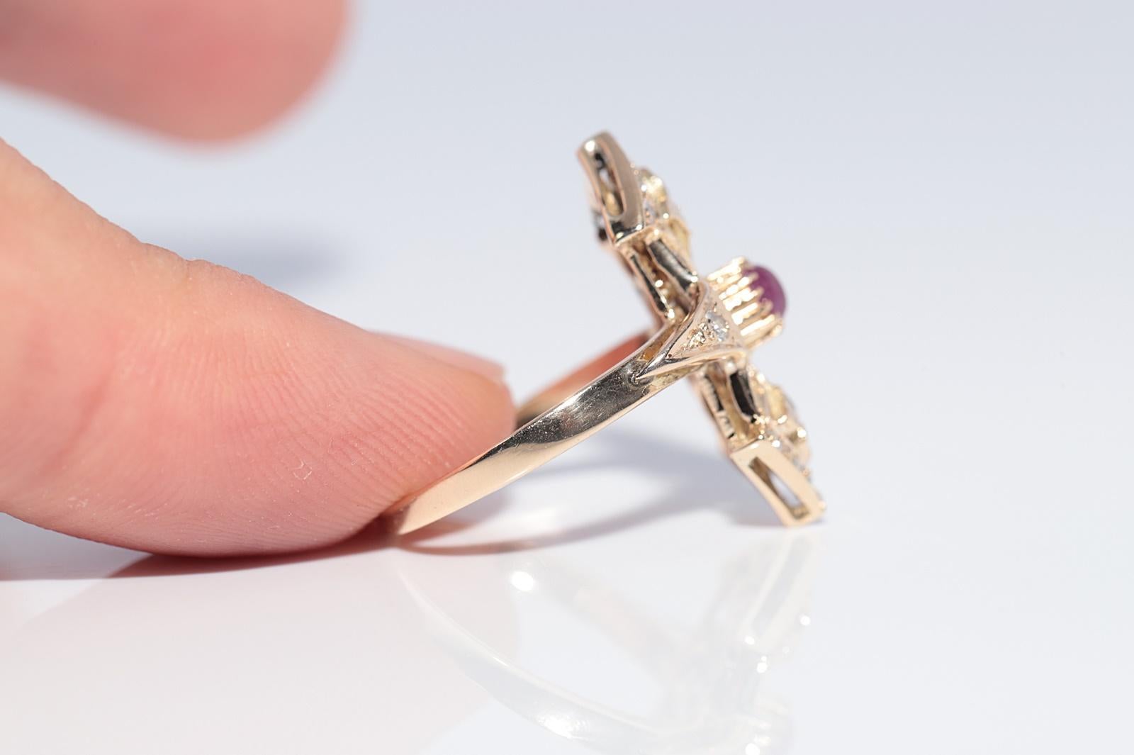 Vintage Circa 1980s 14k Gold Natural Diamond And Cabochon Ruby Navette Ring in vendita 1