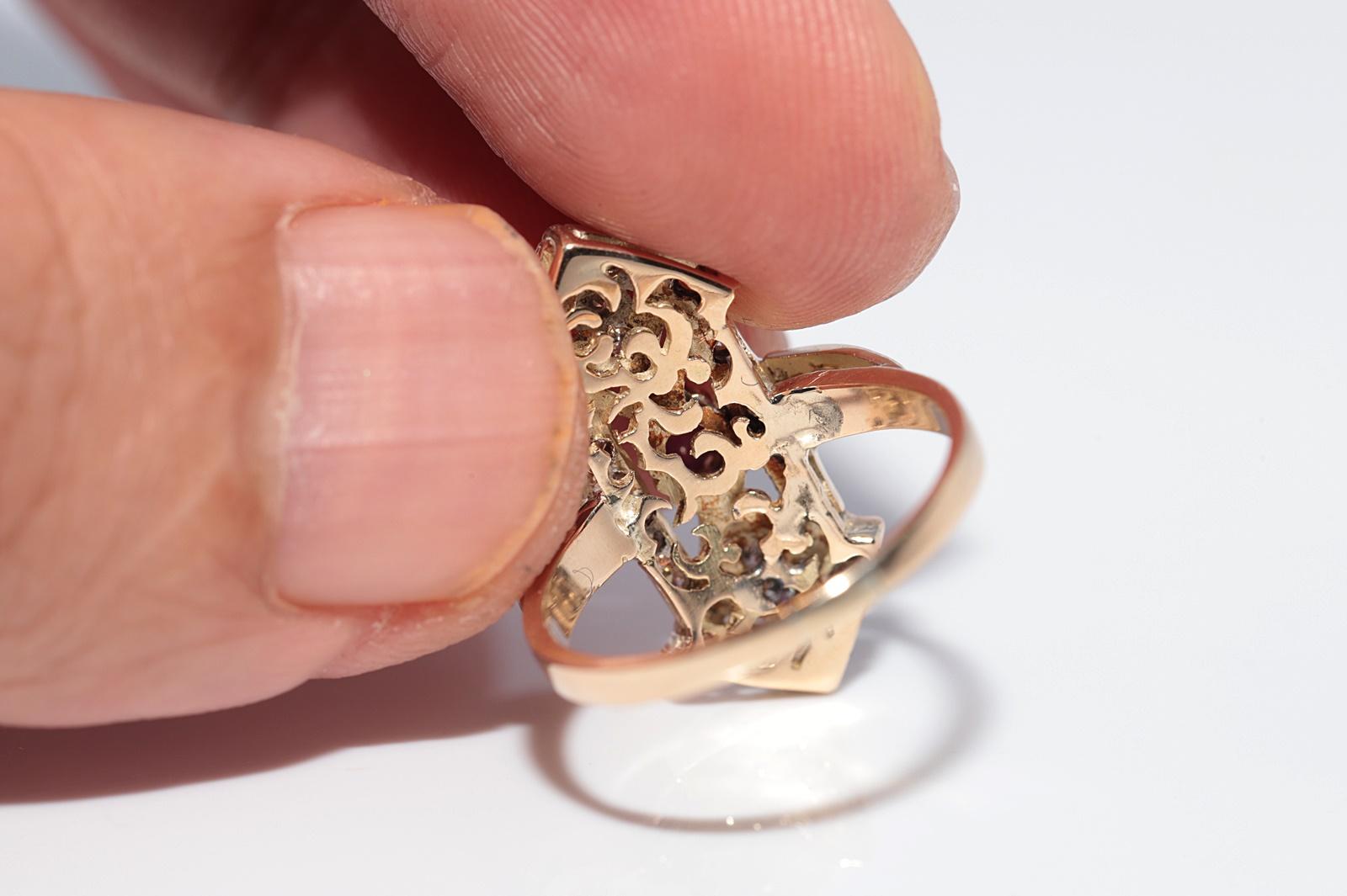 Vintage Circa 1980s 14k Gold Natural Diamond And Cabochon Ruby Navette Ring in vendita 2