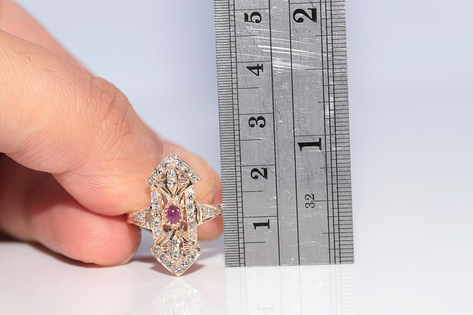 Vintage Circa 1980s 14k Gold Natural Diamond And Cabochon Ruby Navette Ring in vendita 3