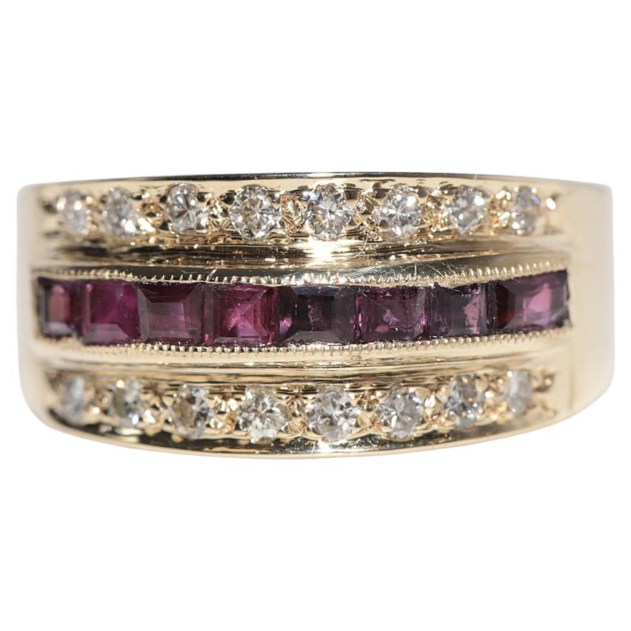 Anello d
oro 14k con diamanti naturali e rubini taglio calibro, vintage, anni
80 circa