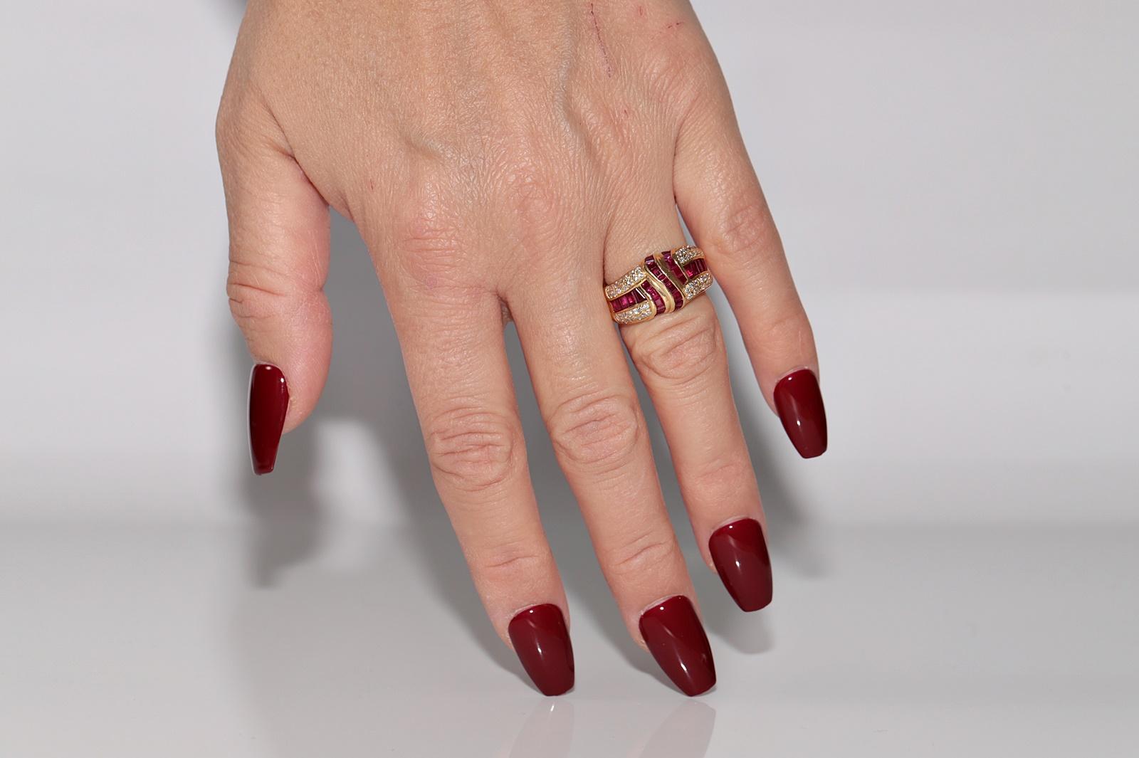 Anillo Vintage Circa Década de 1980 Oro de 14k Decorado con Diamantes Naturales y Rubí Calibre en venta 6