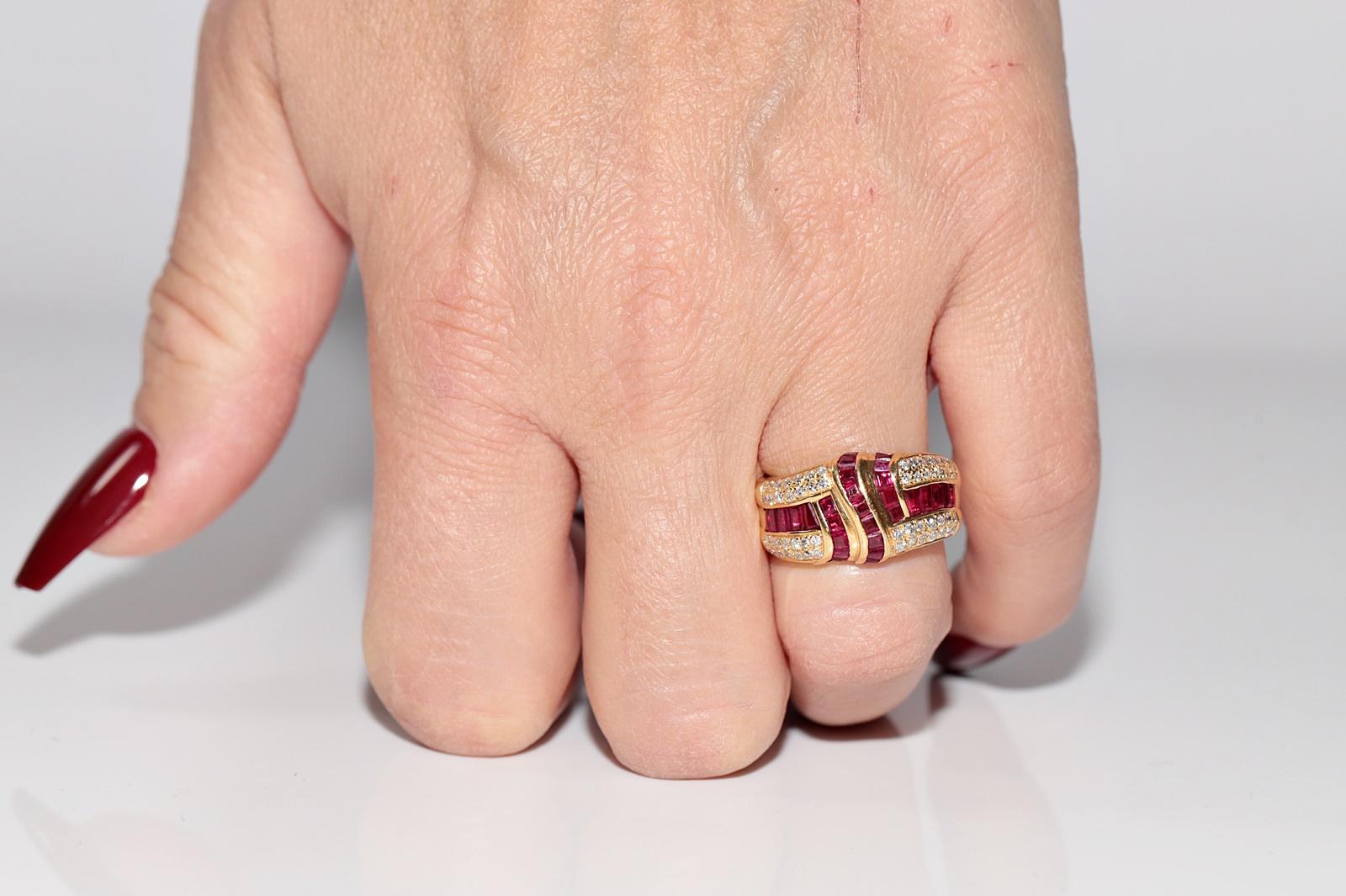 Anillo Vintage Circa Década de 1980 Oro de 14k Decorado con Diamantes Naturales y Rubí Calibre en venta 7