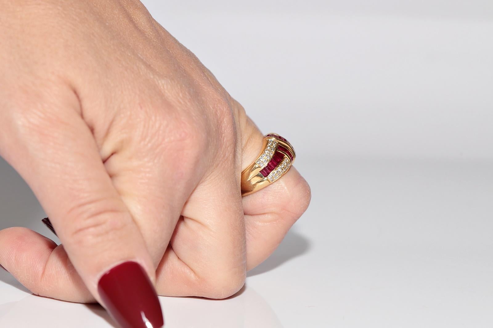 Anillo Vintage Circa Década de 1980 Oro de 14k Decorado con Diamantes Naturales y Rubí Calibre en venta 9