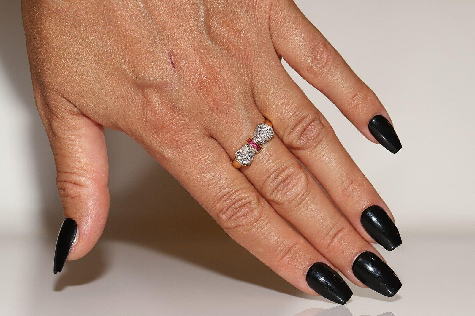 In sehr gutem Zustand.
Gesamtgewicht 3,7 Gramm.
Etwa 0,20 Karat natürlicher Diamant.
Der Diamant hat die Reinheit vs-s1-s2 und die Farbe H.
Rubin insgesamt etwa 0,20 Karat.
Die Ringgröße ist US 6.
Wir können jede beliebige Größe herstellen (wir