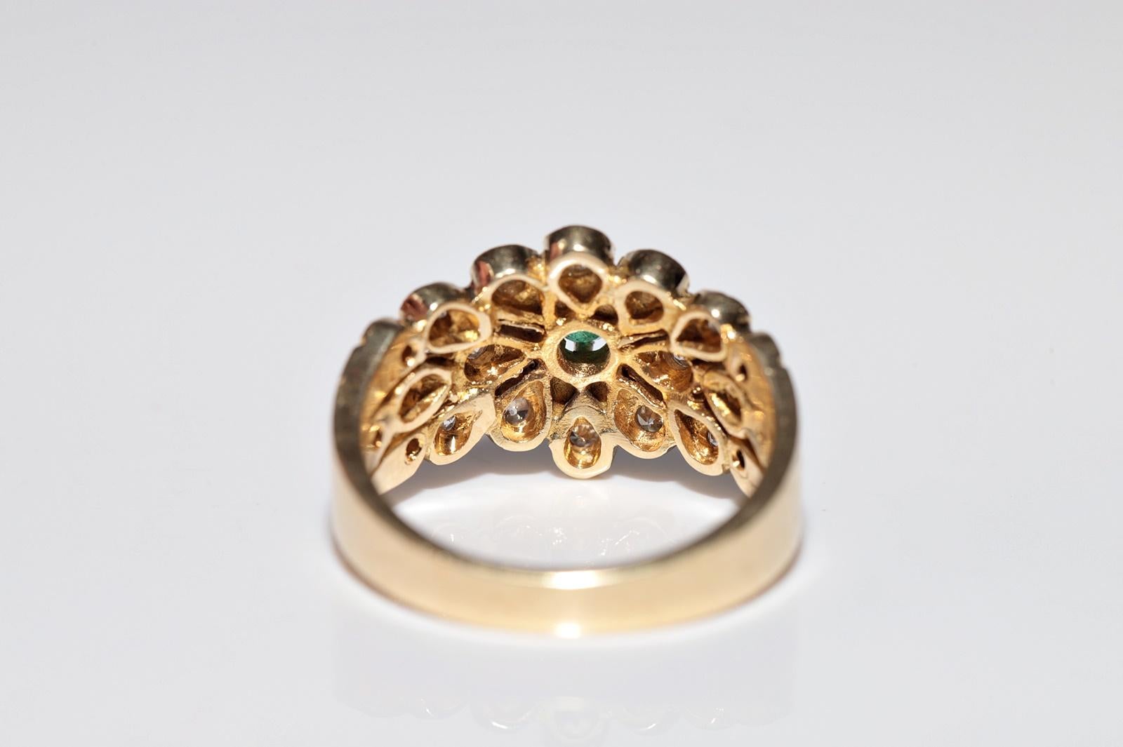 Vintage Circa 1980er Jahre 14k Gold Natürlicher Diamant und Smaragd Dekorierter Ring im Angebot 4