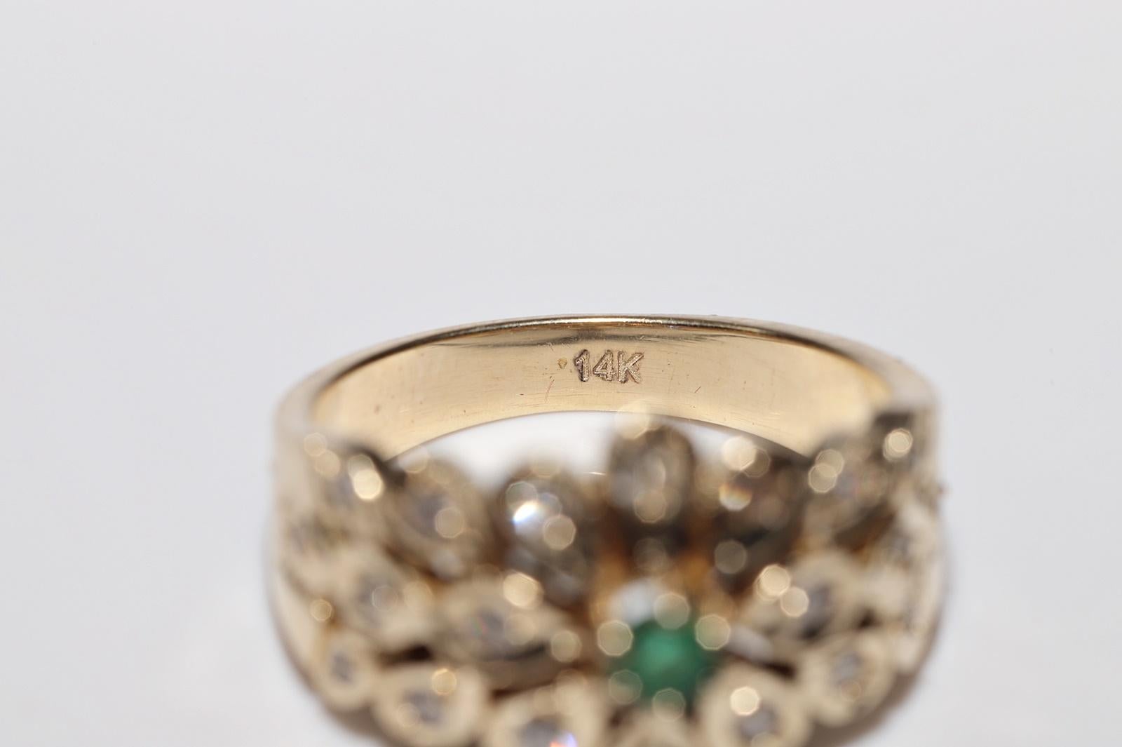 Vintage Circa 1980er Jahre 14k Gold Natürlicher Diamant und Smaragd Dekorierter Ring im Angebot 5