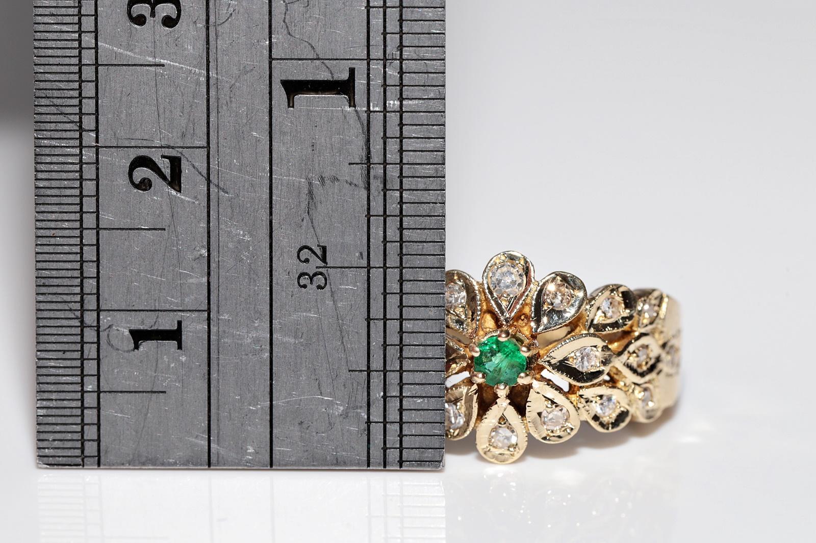 Vintage Circa 1980er Jahre 14k Gold Natürlicher Diamant und Smaragd Dekorierter Ring im Angebot 6