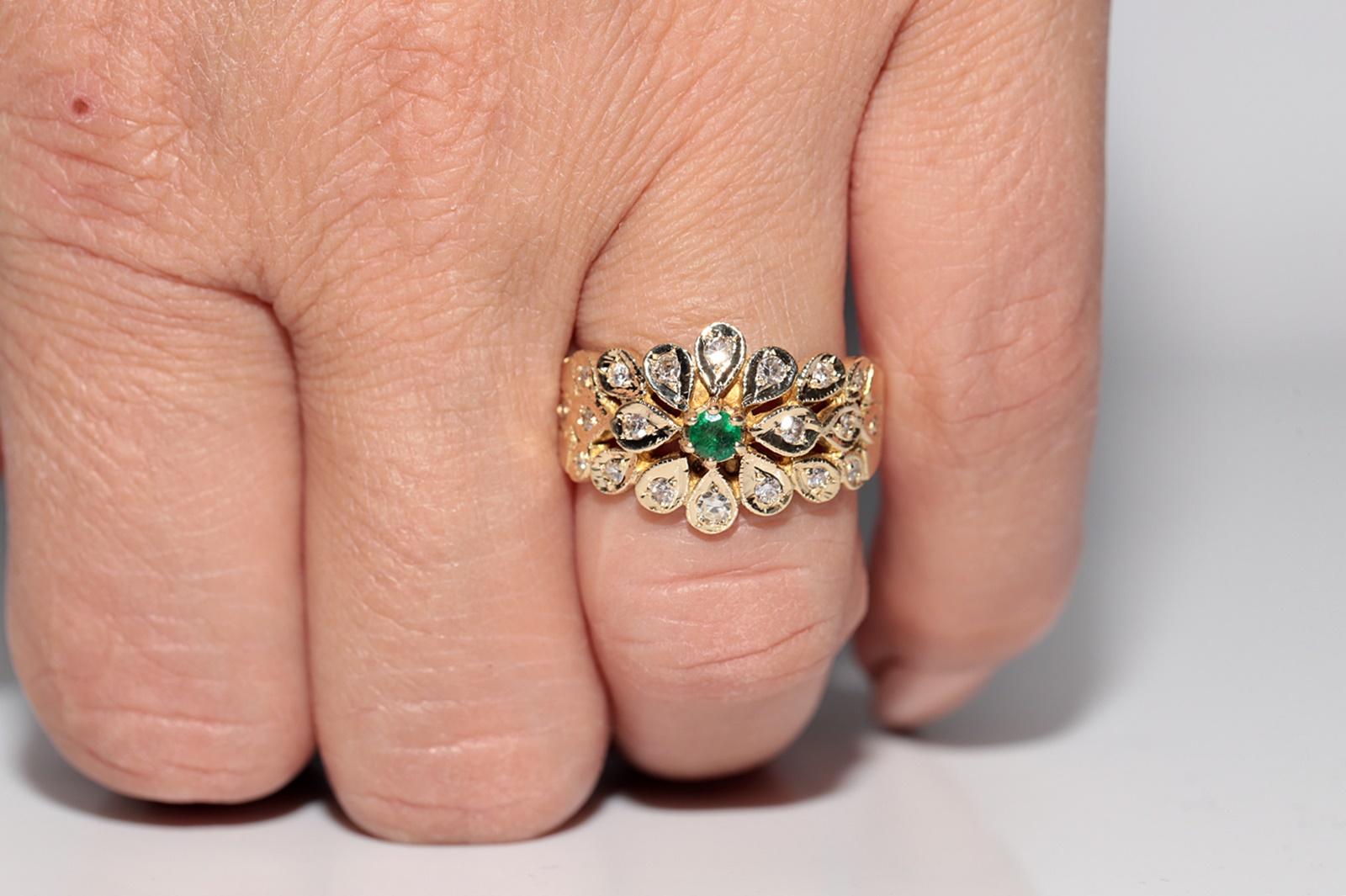 Vintage Circa 1980er Jahre 14k Gold Natürlicher Diamant und Smaragd Dekorierter Ring (Einfacher Schliff) im Angebot