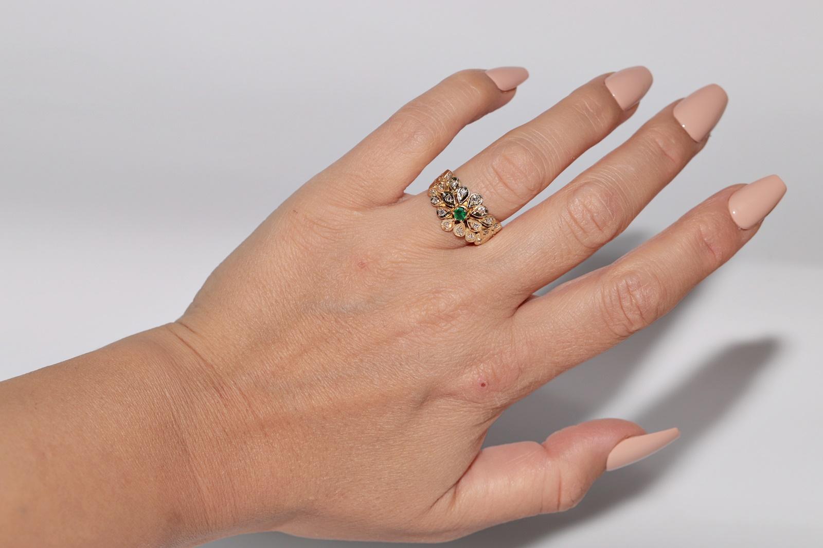 Vintage Circa 1980er Jahre 14k Gold Natürlicher Diamant und Smaragd Dekorierter Ring Damen im Angebot