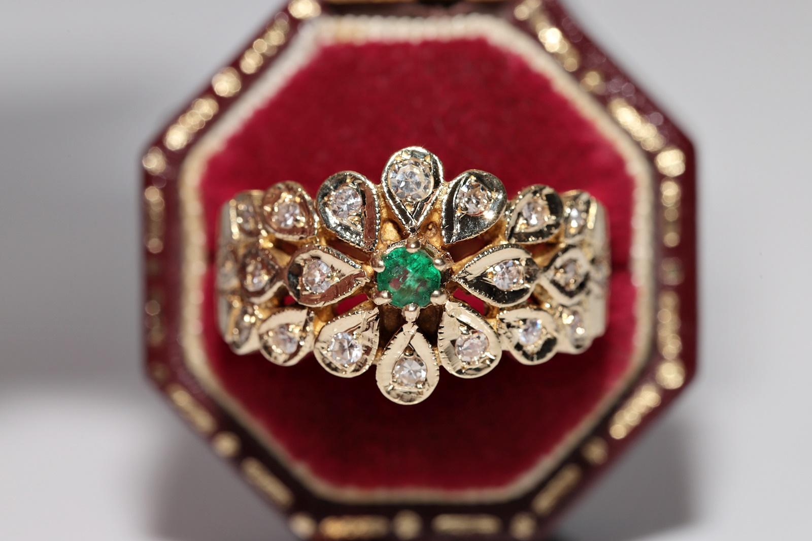 Vintage Circa 1980er Jahre 14k Gold Natürlicher Diamant und Smaragd Dekorierter Ring im Angebot 1