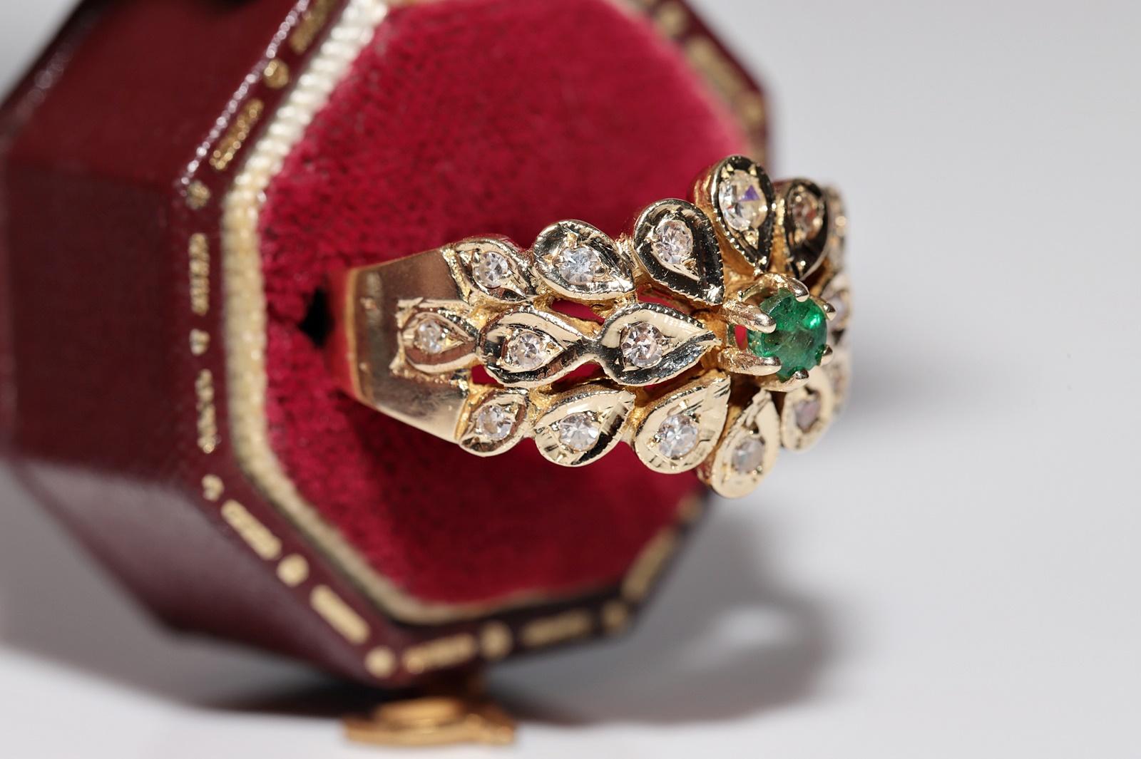 Vintage Circa 1980er Jahre 14k Gold Natürlicher Diamant und Smaragd Dekorierter Ring im Angebot 2