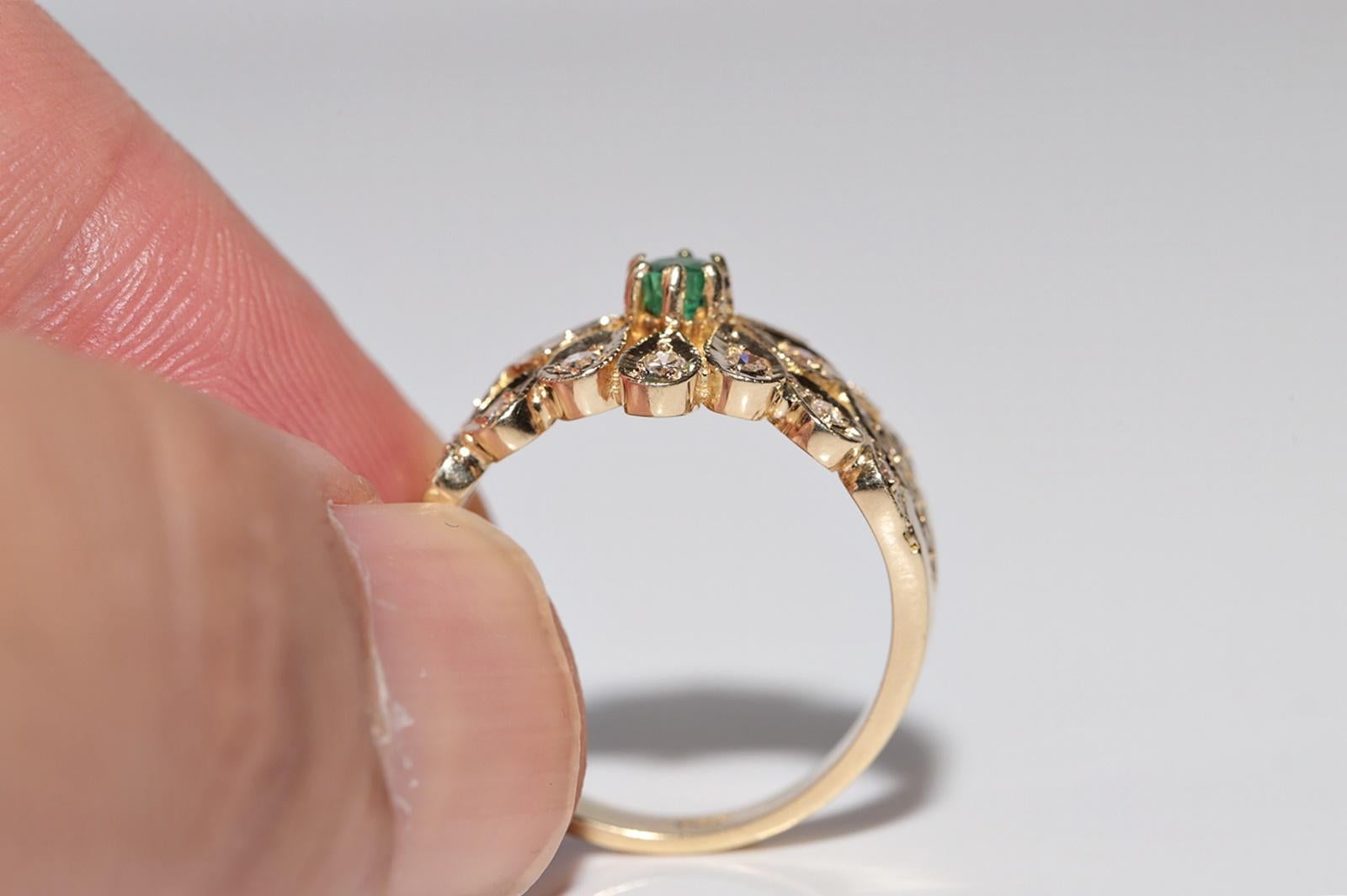 Vintage Circa 1980er Jahre 14k Gold Natürlicher Diamant und Smaragd Dekorierter Ring im Angebot 3