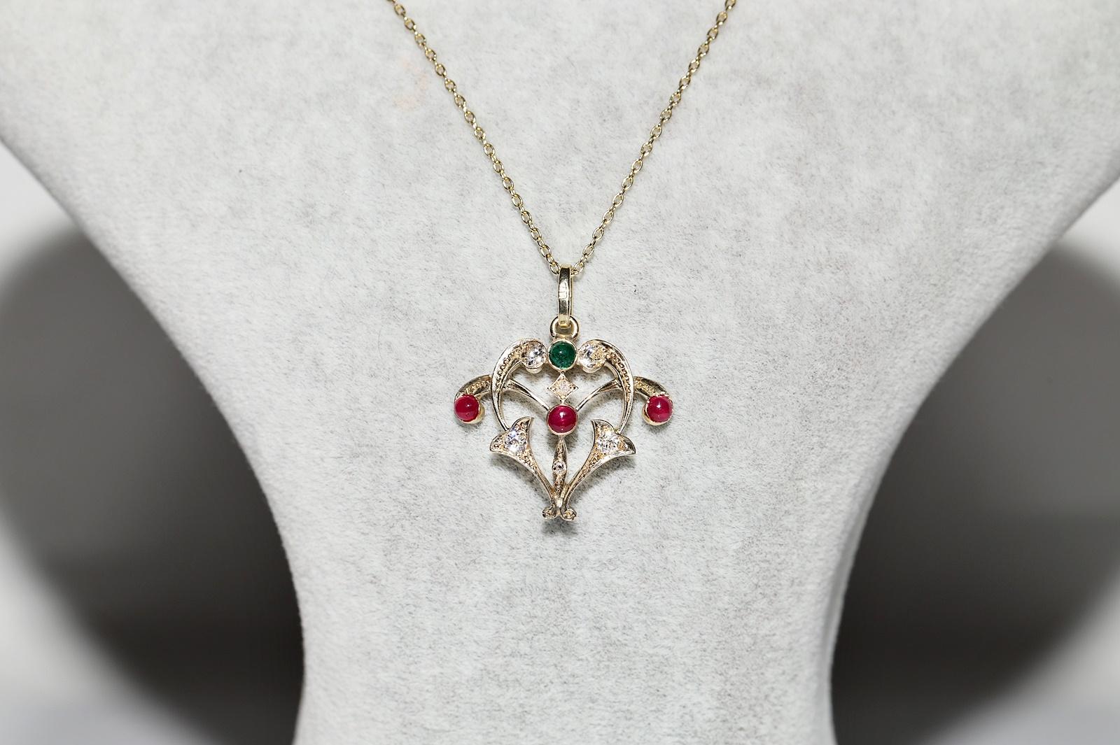 Rétro Collier pendentif vintage des années 1980 en or 14 carats avec diamant naturel et émeraude rubis en vente