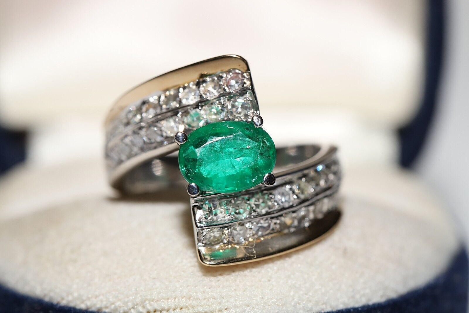 In sehr gutem Zustand.
Das Gesamtgewicht beträgt 6.4 Gramm.
Insgesamt ist Diamant 1,15 Karat.
Der Diamant hat die Farbe H-I und die Reinheit vs-s1.
Total ist  Smaragd 1,30 Karat.
Die Ringgröße ist US 7.
Wir können jede Größe herstellen.
Die Box ist