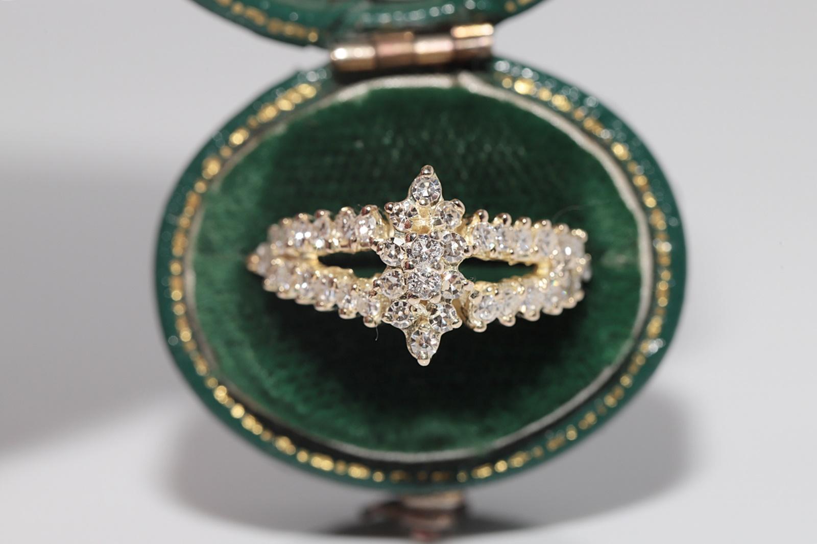 
In sehr gutem Zustand.
Das Gesamtgewicht beträgt 3.3 Gramm.
Insgesamt ist der Diamant 1 ct.
Der Diamant hat die Farbe H und die Reinheit vvs1-vs1.
Ringgröße ist US 6
Wir können jede Größe herstellen.
Die Schachtel ist nicht enthalten.
Bitte