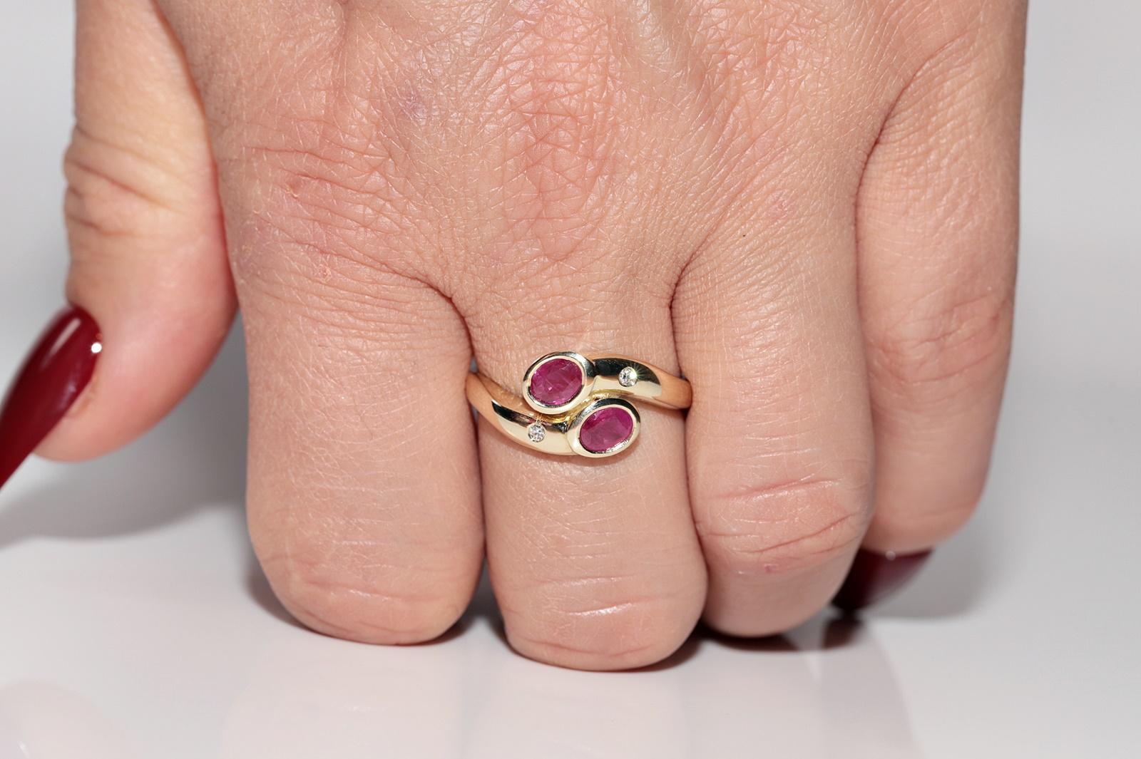 Vintage Circa 1980er Jahre 14K Gold Natürlicher Diamant und Ovalschliff Rubin Dekorierter Ring (Retro) im Angebot
