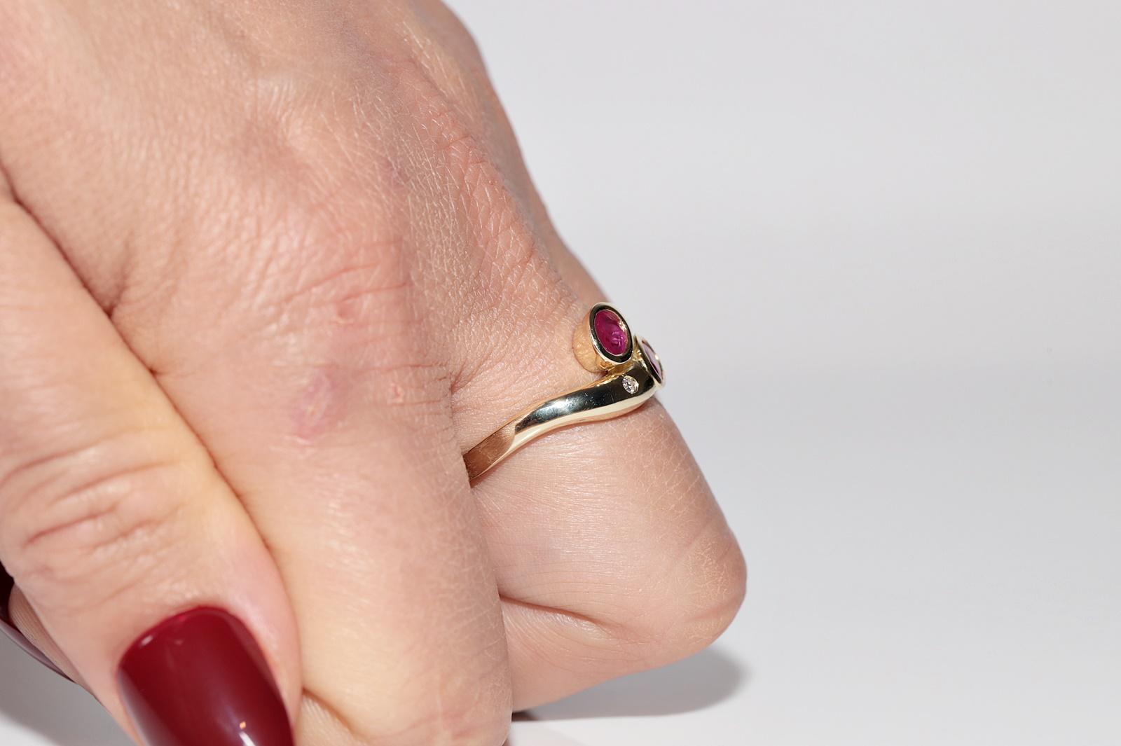 Vintage Circa 1980er Jahre 14K Gold Natürlicher Diamant und Ovalschliff Rubin Dekorierter Ring Damen im Angebot