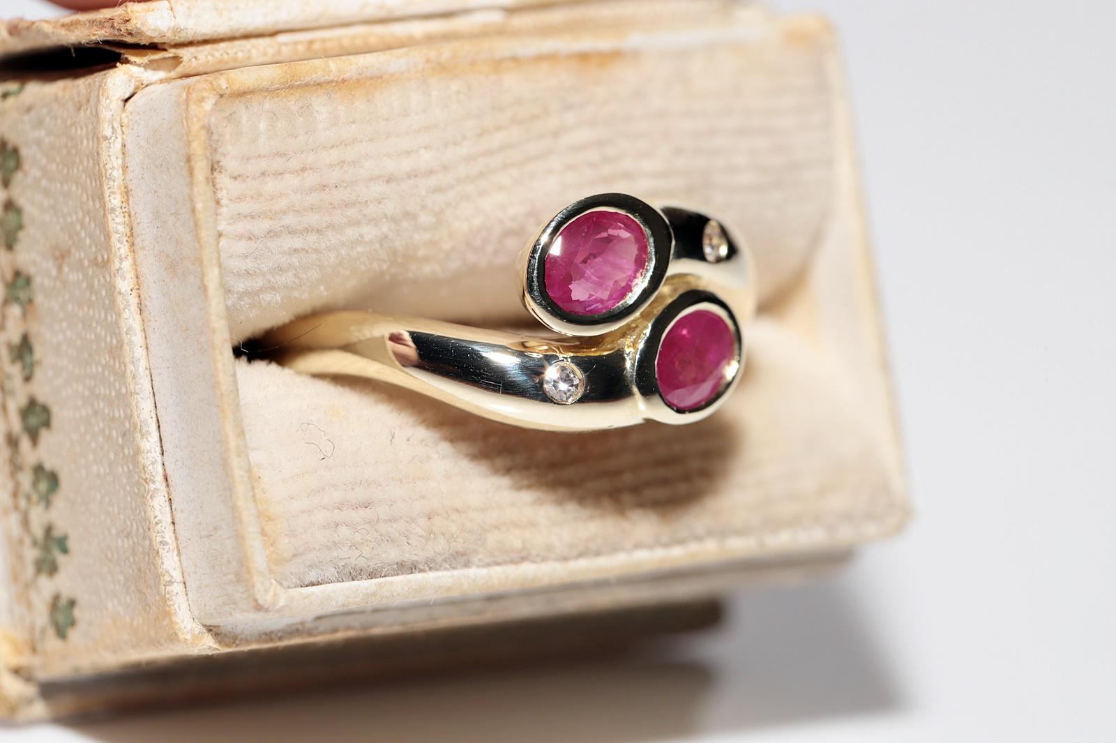 Vintage Circa 1980er Jahre 14K Gold Natürlicher Diamant und Ovalschliff Rubin Dekorierter Ring im Angebot 2