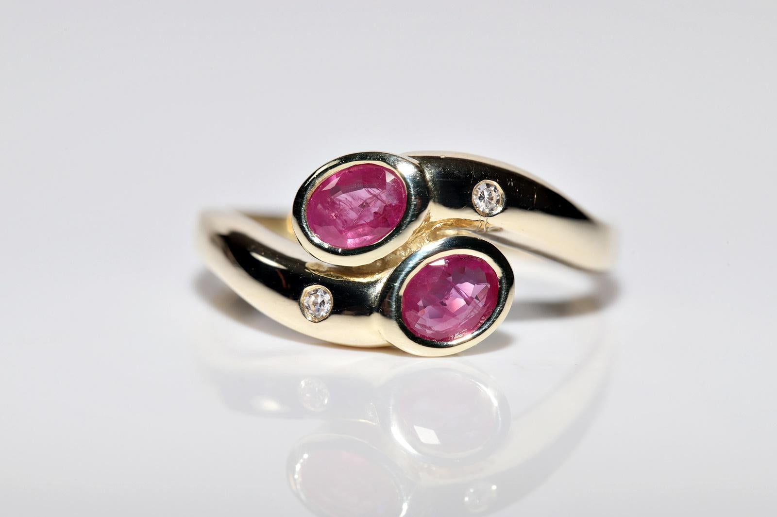 Vintage Circa 1980er Jahre 14K Gold Natürlicher Diamant und Ovalschliff Rubin Dekorierter Ring im Angebot 3