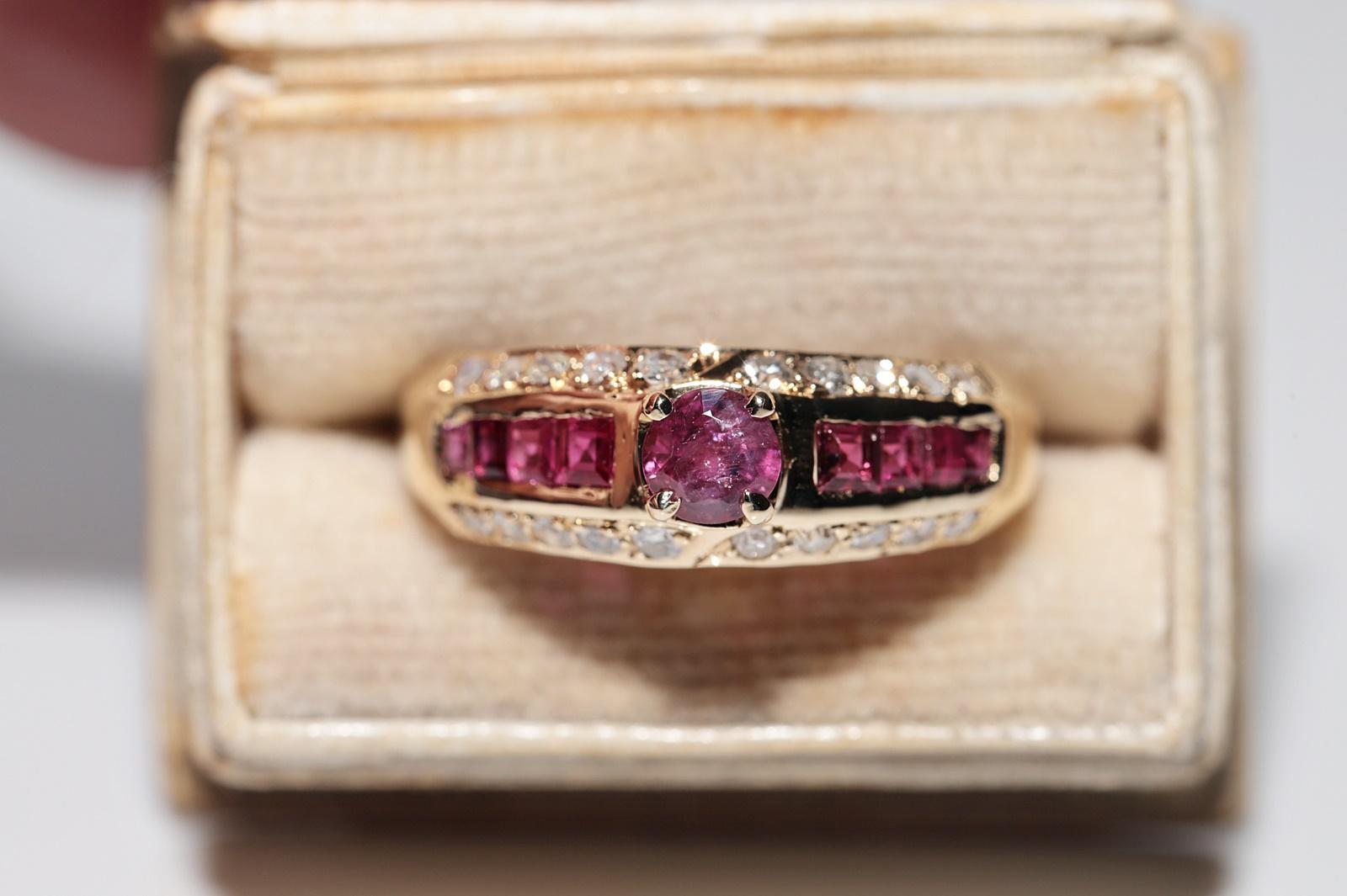 In sehr gutem Zustand.
Das Gesamtgewicht beträgt 3.5 Gramm.
Insgesamt ist Diamant 0,40 ct.
Der Diamant hat die Farbe G-H und die Reinheit vs-s1.
Insgesamt ist Rubin 0,60 ct.
Ringgröße ist US 8.5
Wir können jede Größe herstellen.
Die Box ist nicht
