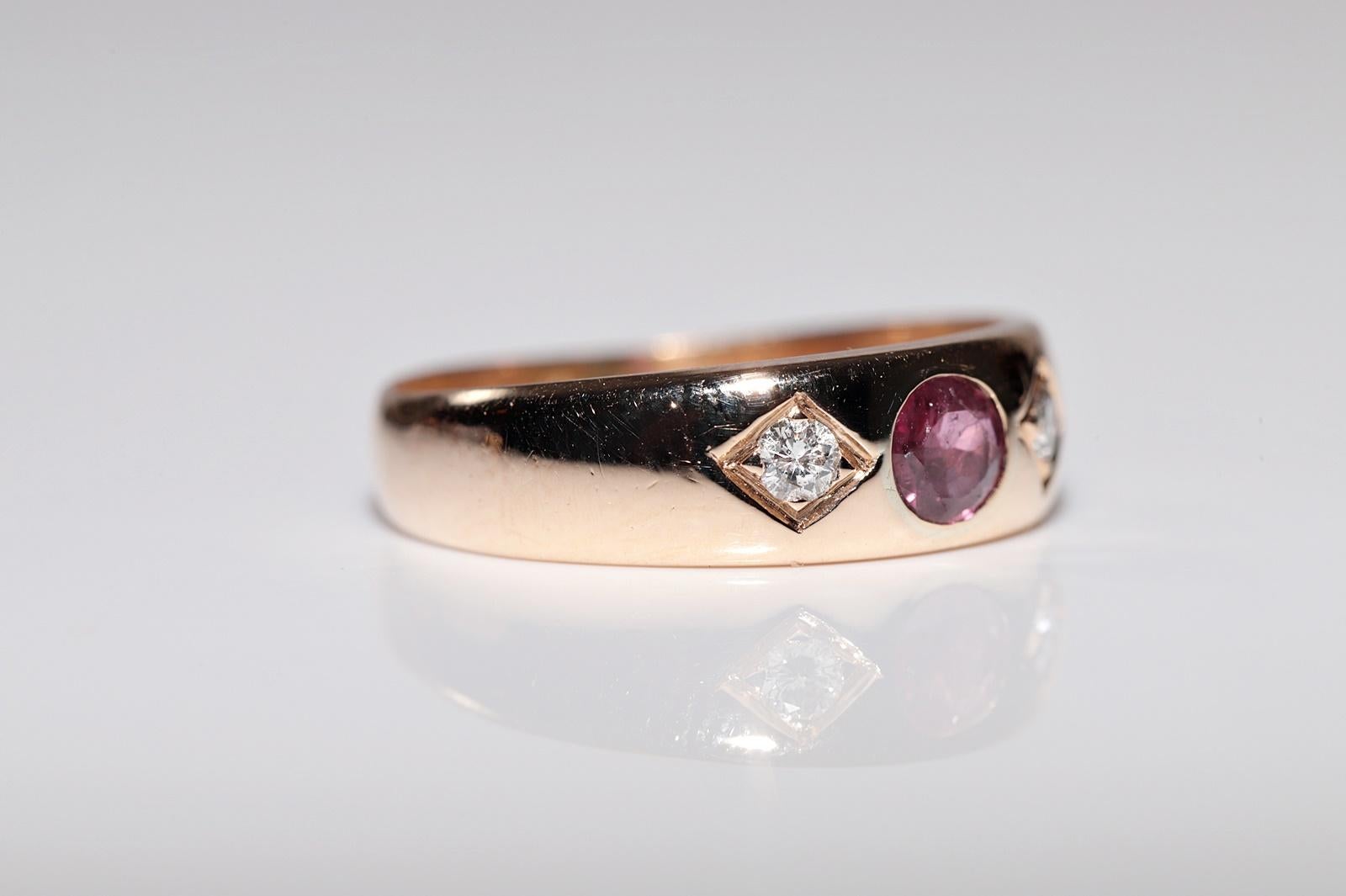 Vintage Circa 1980s 14k Gold Natural Diamond And Ruby Decorated Band Ring In Good Condition For Sale In Fatih/İstanbul, 34