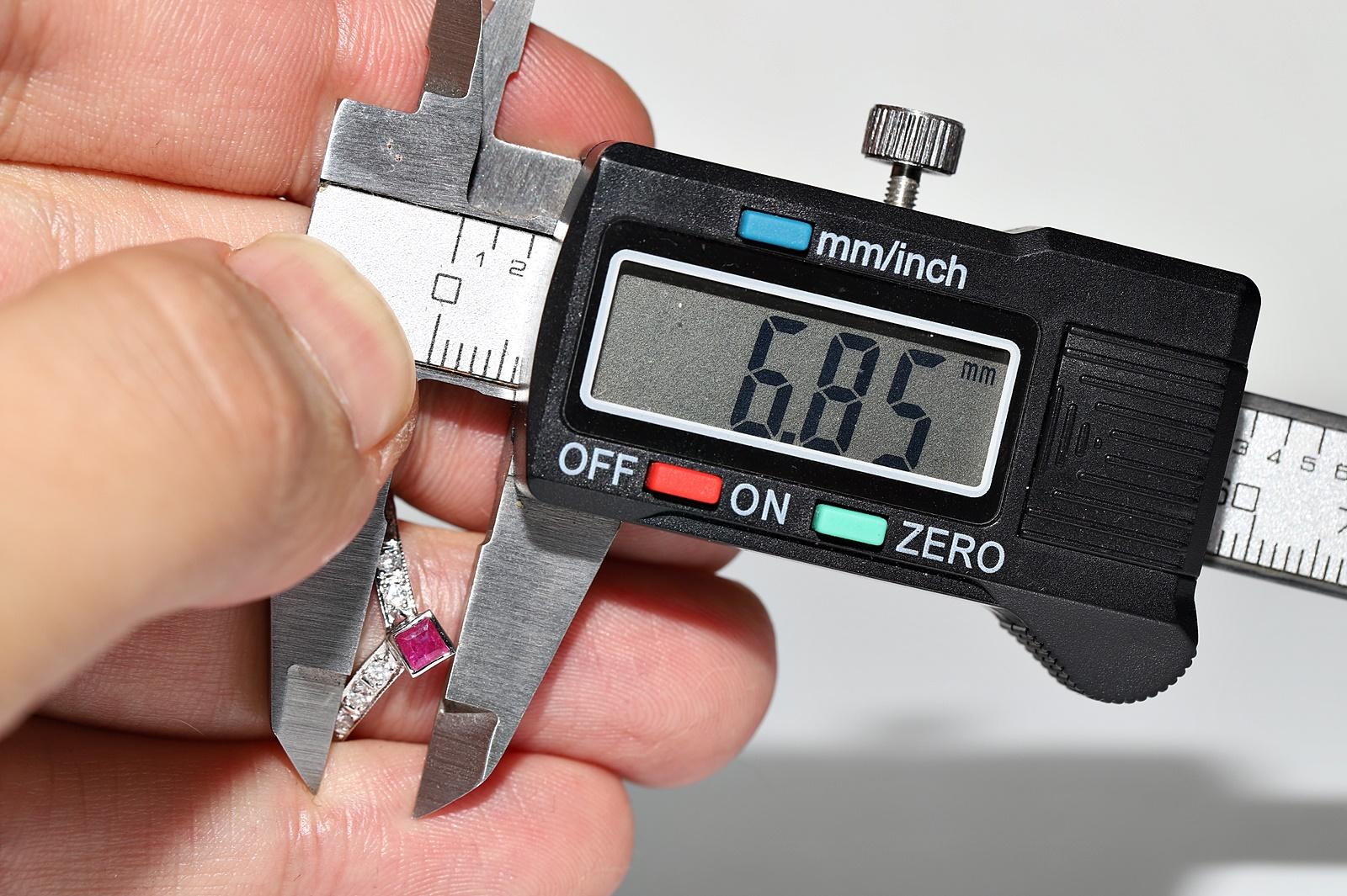 Anello decorato con diamanti naturali e rubini in oro 14k, CIRCA 1980 in vendita 5